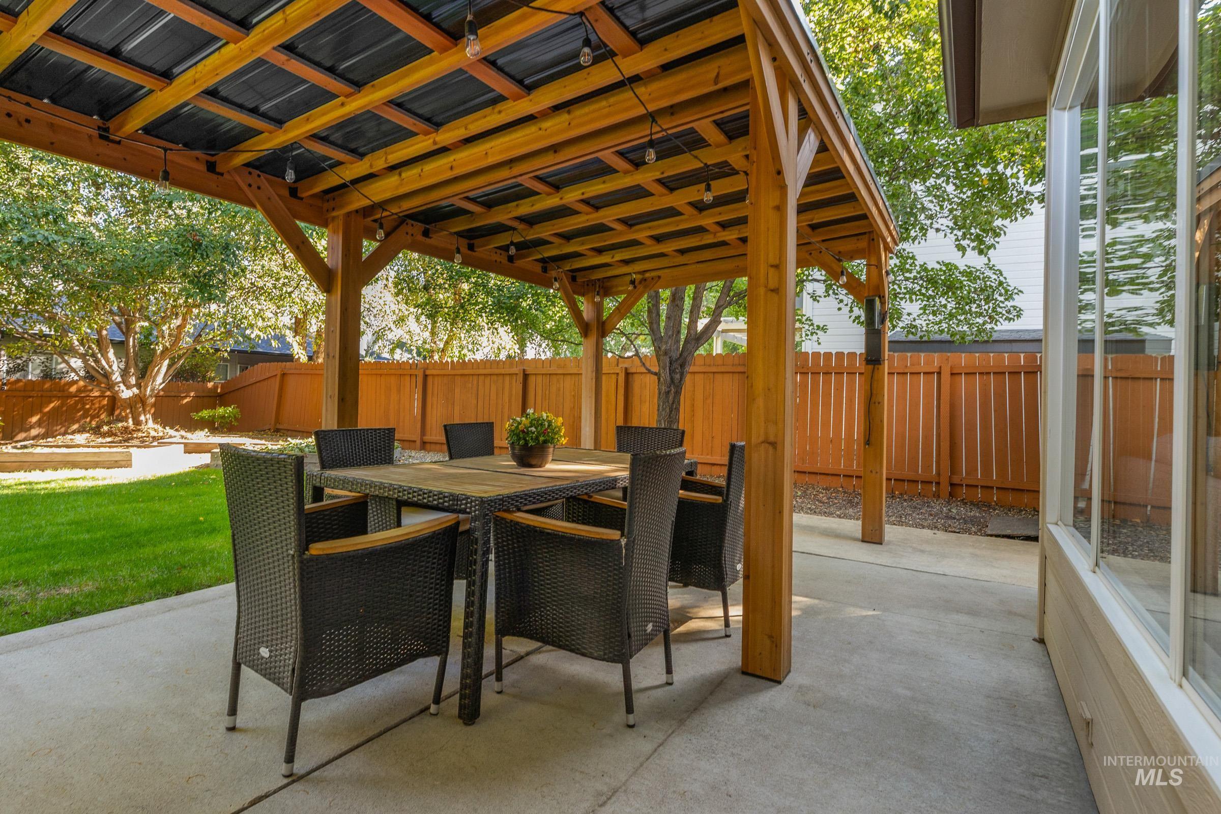 492 E Ridge Drive, Eagle, Idaho 83616, 4 Bedrooms, 2.5 Bathrooms, Residential For Sale, Price $725,000,MLS 99001804