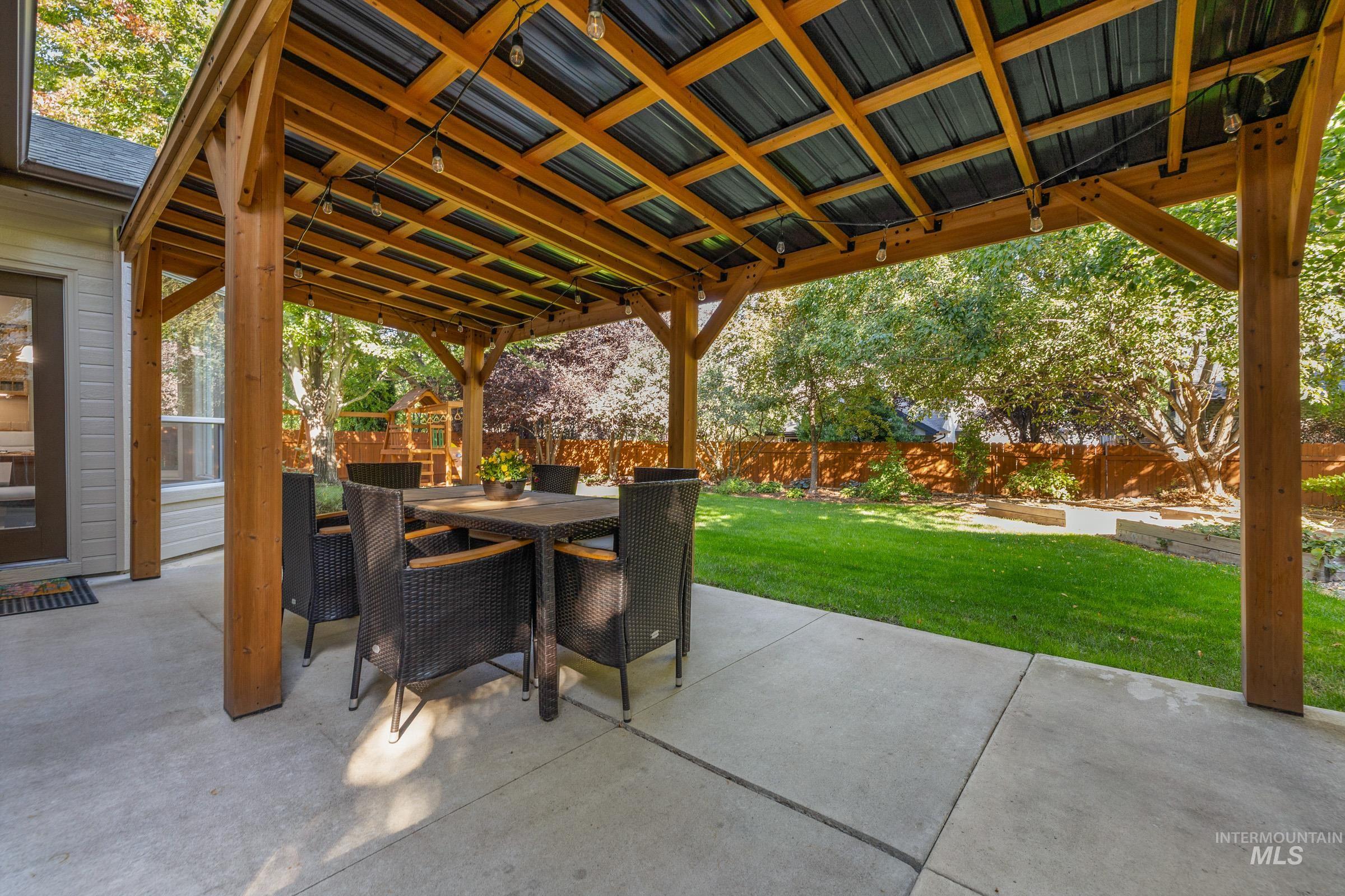 492 E Ridge Drive, Eagle, Idaho 83616, 4 Bedrooms, 2.5 Bathrooms, Residential For Sale, Price $725,000,MLS 99001804