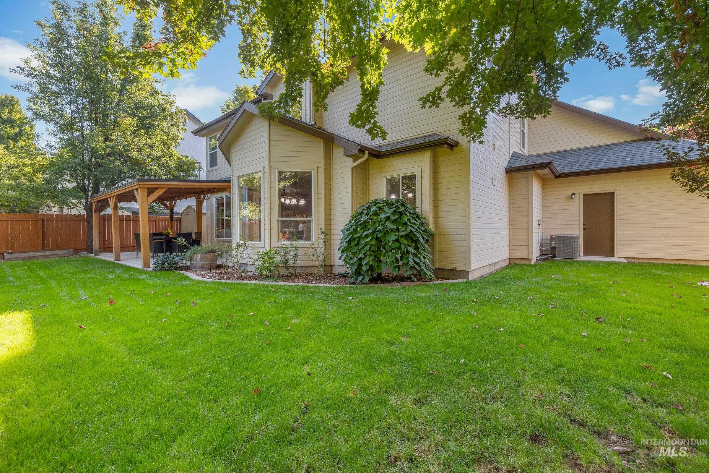 492 E Ridge Drive, Eagle, Idaho 83616, 4 Bedrooms, 2.5 Bathrooms, Residential For Sale, Price $725,000,MLS 99001804