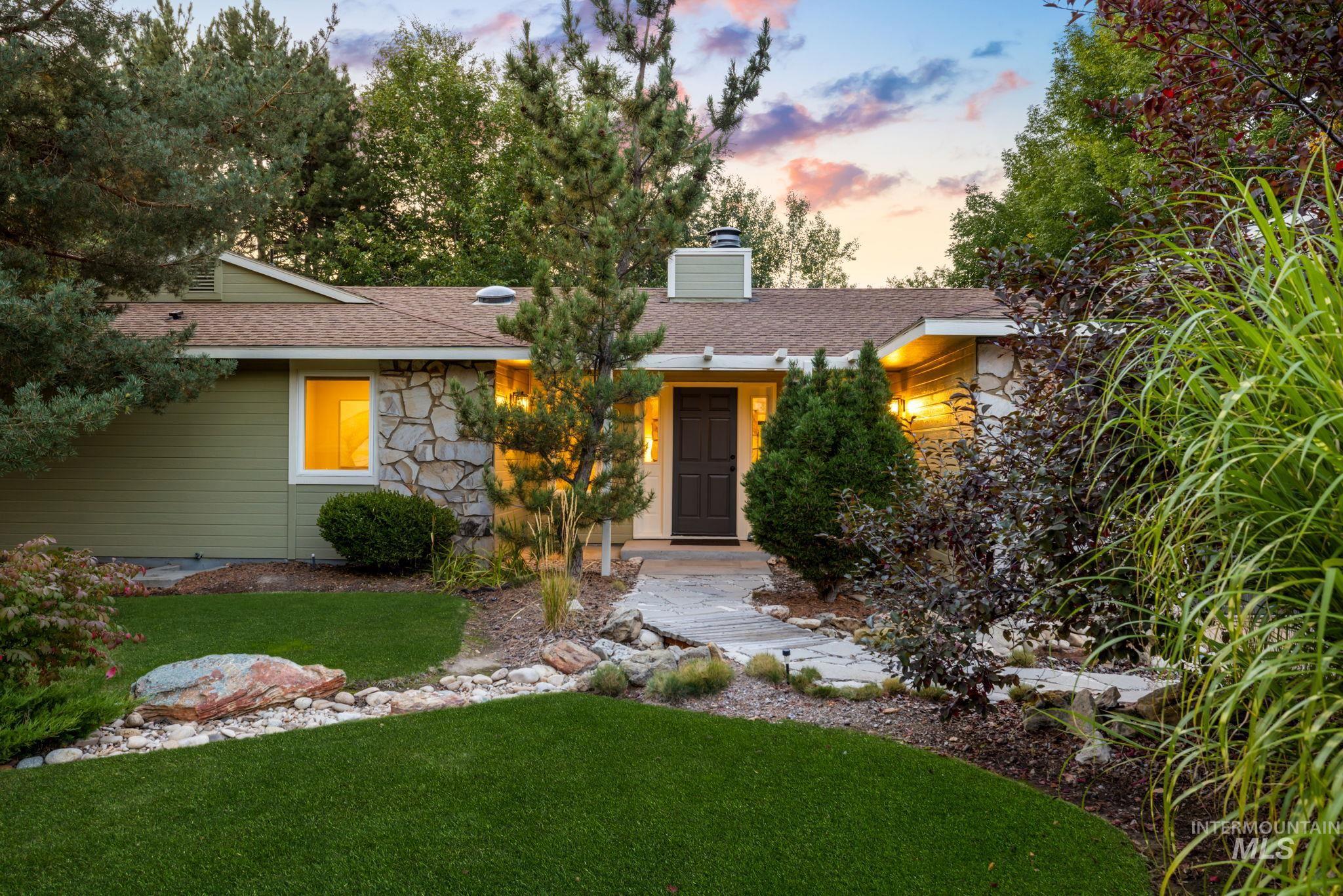 2013 S Coloma Way, Boise, Idaho 83712, 3 Bedrooms, 2 Bathrooms, Residential For Sale, Price $844,900,MLS 99001877