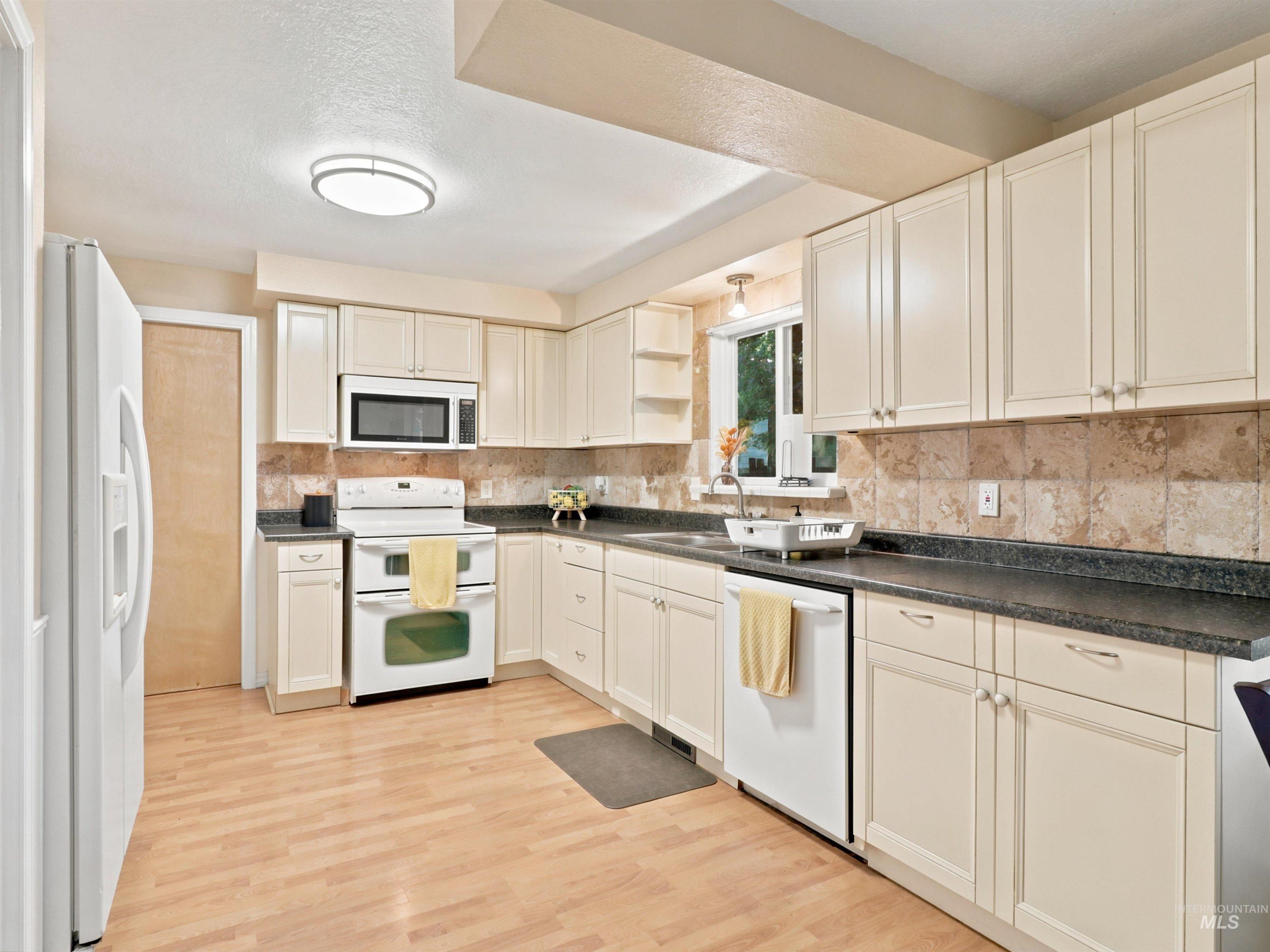 3425 N Buckboard Way, Boise, Idaho 83713, 3 Bedrooms, 2 Bathrooms, Residential For Sale, Price $442,500,MLS 99001880