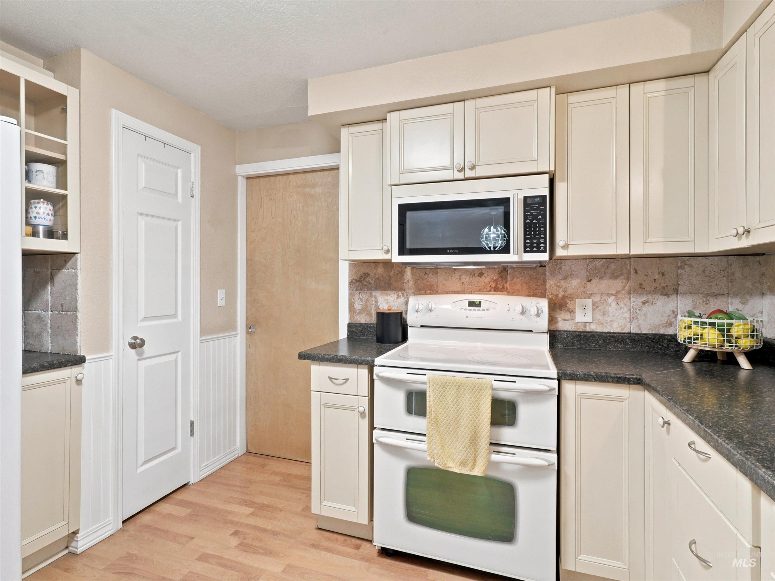 3425 N Buckboard Way, Boise, Idaho 83713, 3 Bedrooms, 2 Bathrooms, Residential For Sale, Price $442,500,MLS 99001880