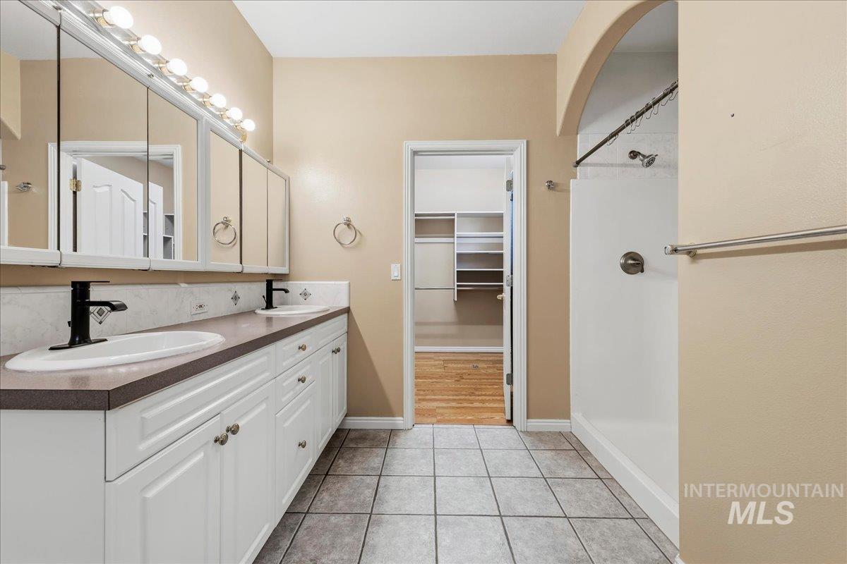 812 E Martinique, Meridian, Idaho 83642, 4 Bedrooms, 2.5 Bathrooms, Residential For Sale, Price $719,000,MLS 99001884