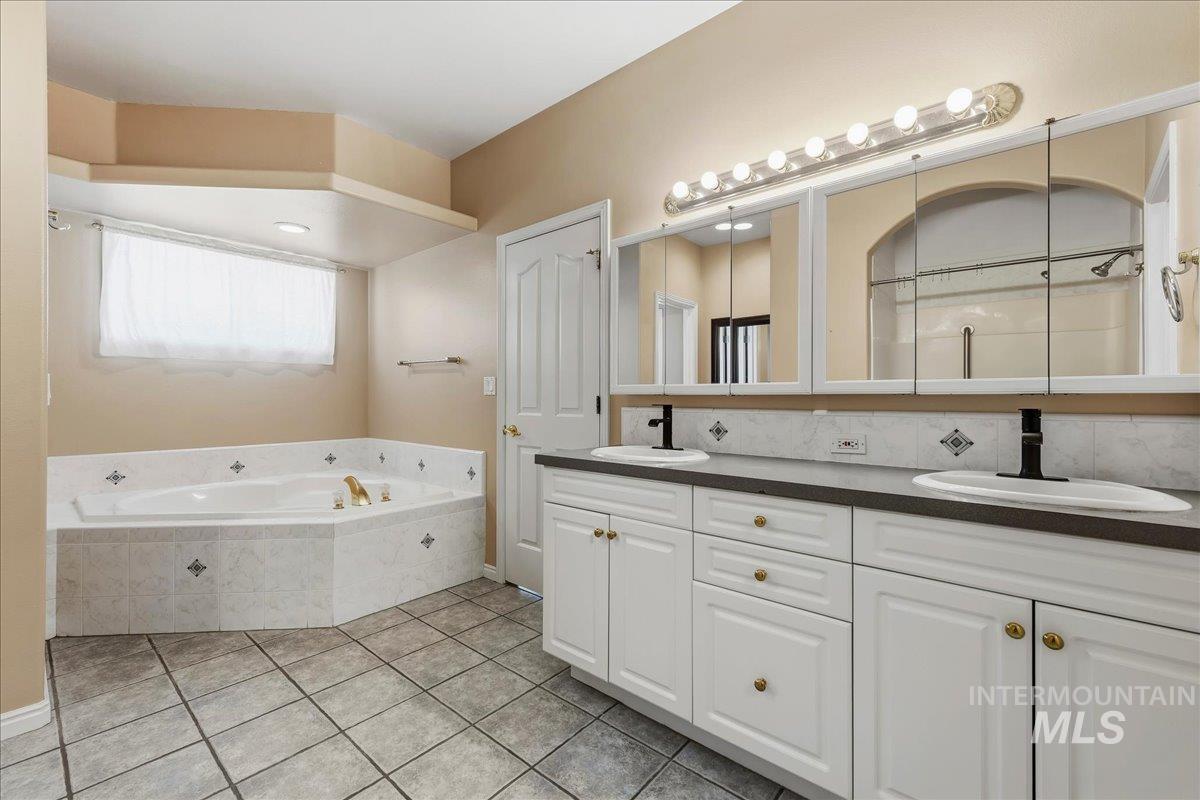 812 E Martinique, Meridian, Idaho 83642, 4 Bedrooms, 2.5 Bathrooms, Residential For Sale, Price $719,000,MLS 99001884