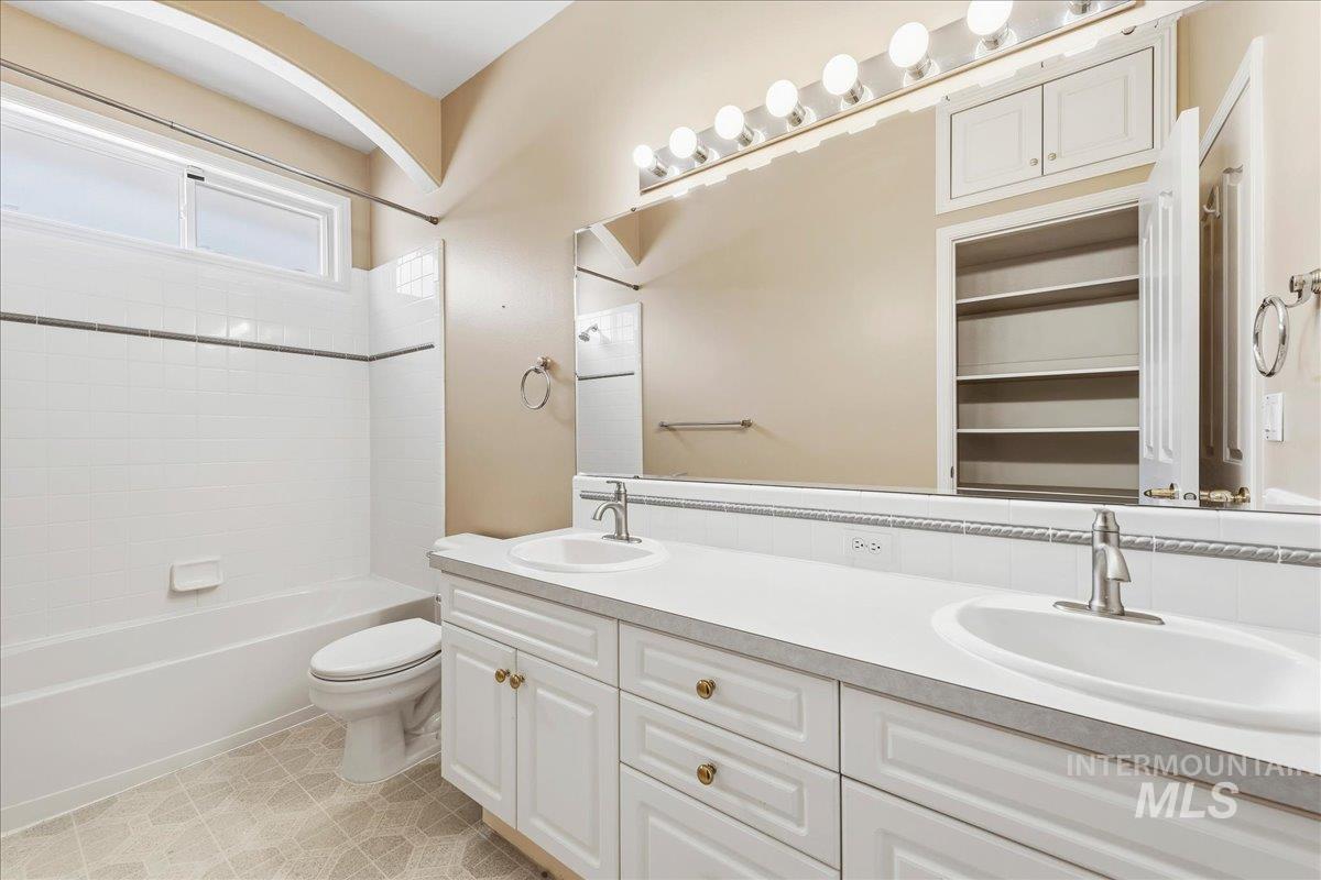 812 E Martinique, Meridian, Idaho 83642, 4 Bedrooms, 2.5 Bathrooms, Residential For Sale, Price $719,000,MLS 99001884