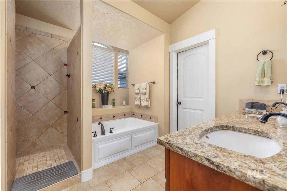12621 S Carriage Hill Way, Nampa, Idaho 83686, 4 Bedrooms, 3.5 Bathrooms, Residential For Sale, Price $650,000,MLS 99001893