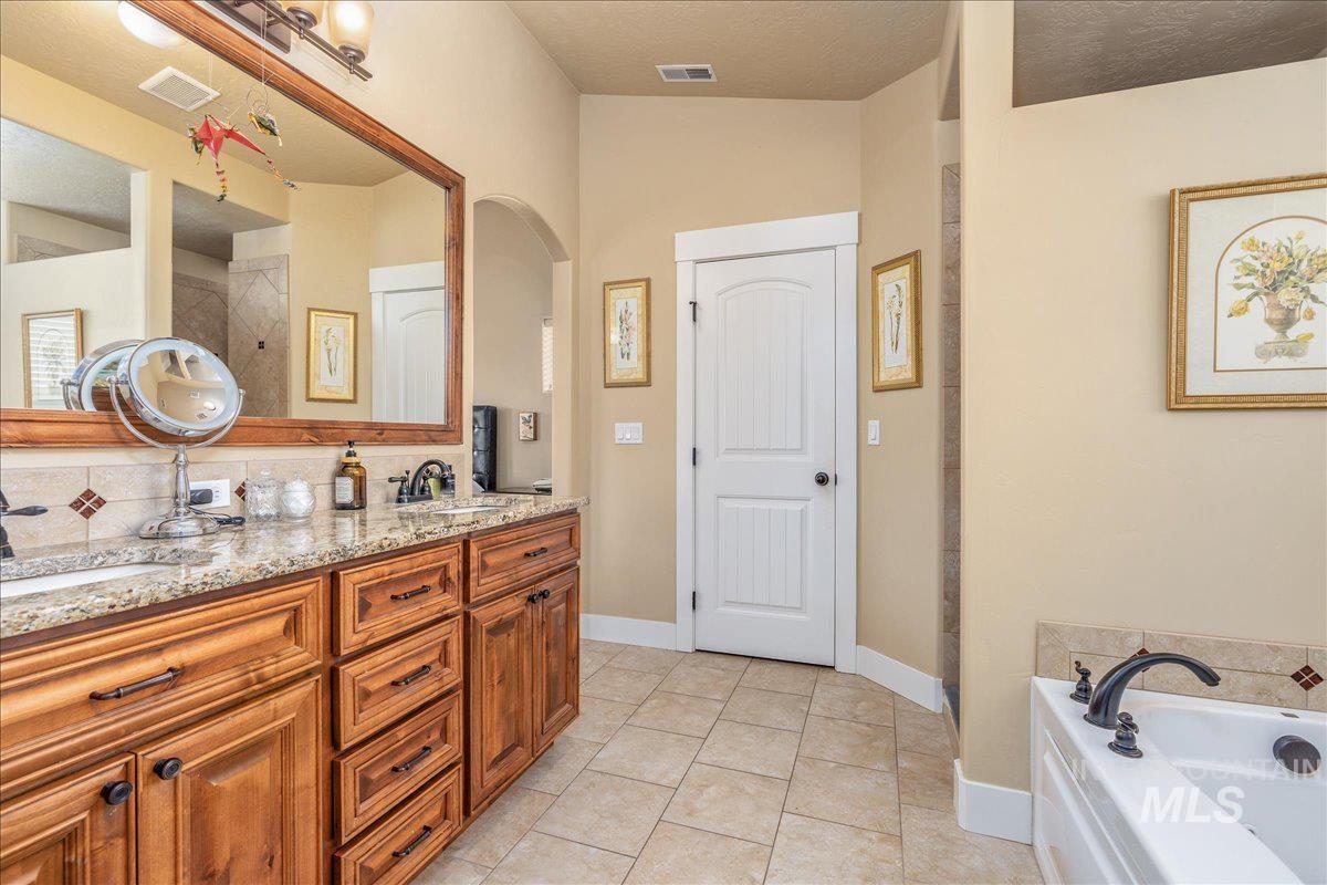 12621 S Carriage Hill Way, Nampa, Idaho 83686, 4 Bedrooms, 3.5 Bathrooms, Residential For Sale, Price $650,000,MLS 99001893