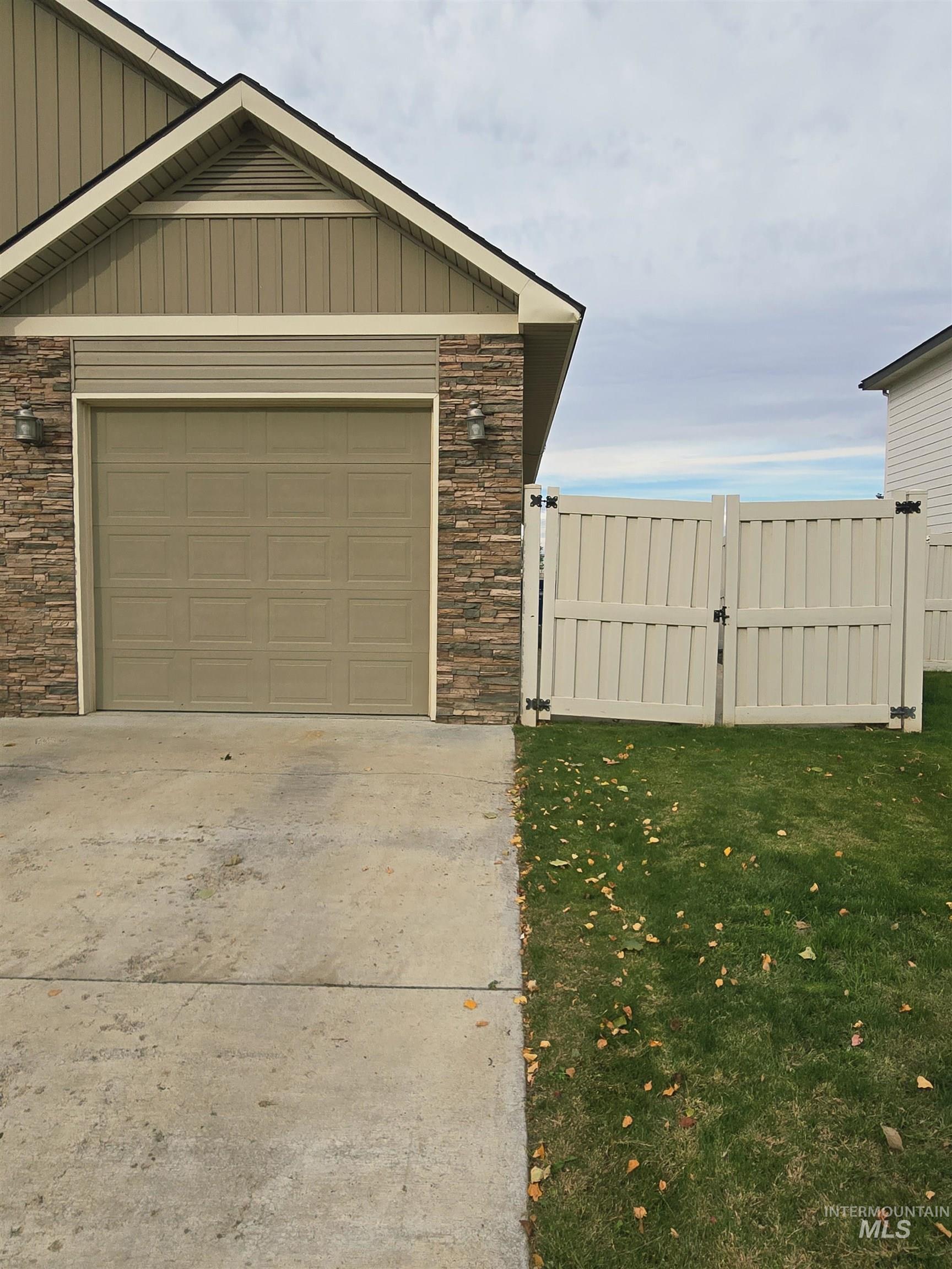 1633 Hickory Ave, Fruitland, Idaho 83619, 4 Bedrooms, 2 Bathrooms, Residential For Sale, Price $545,000,MLS 99001918