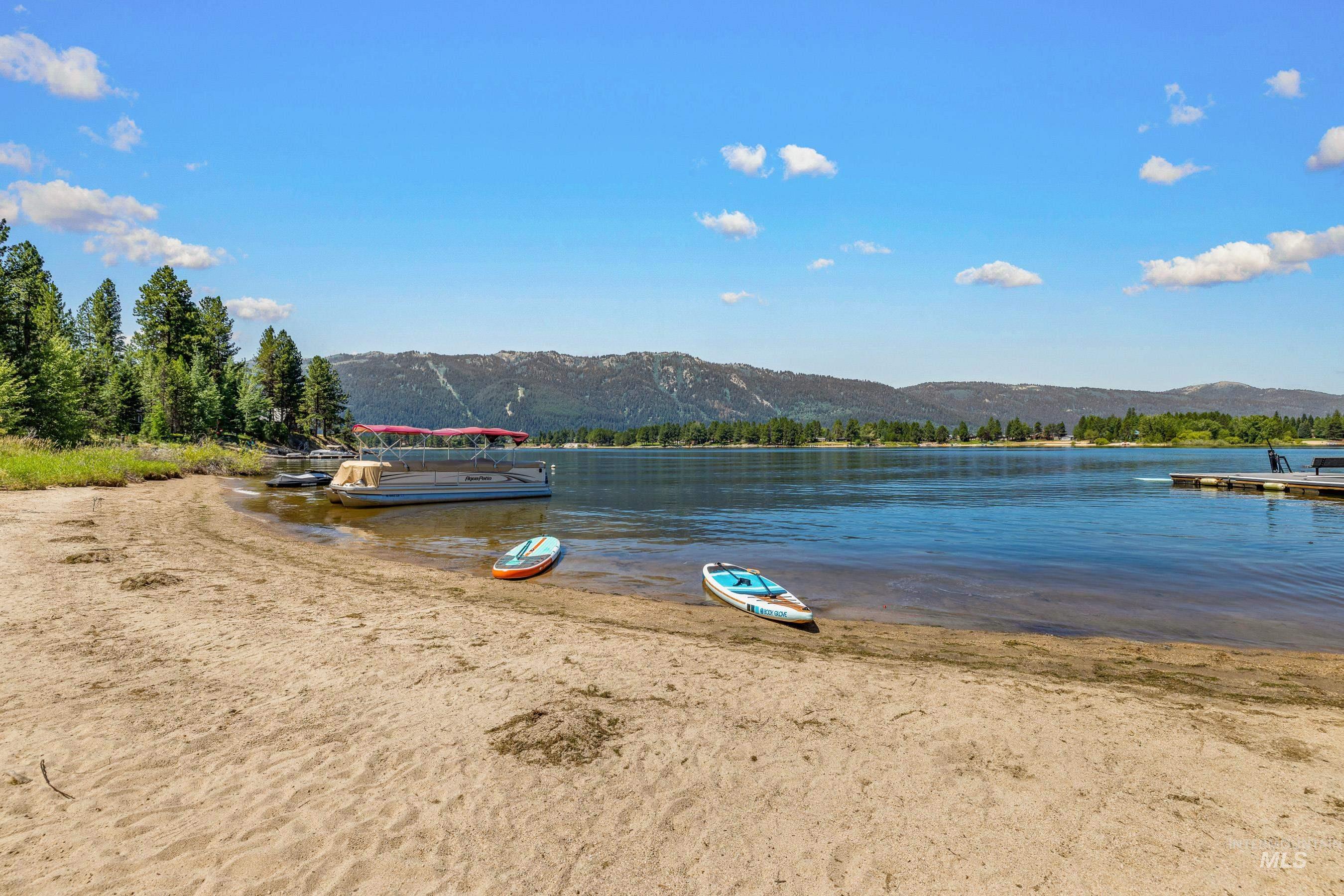 185 DeeDee, Donnelly, Idaho 83615, 2 Bedrooms, 2 Bathrooms, Residential For Sale, Price $399,000,MLS 99001945