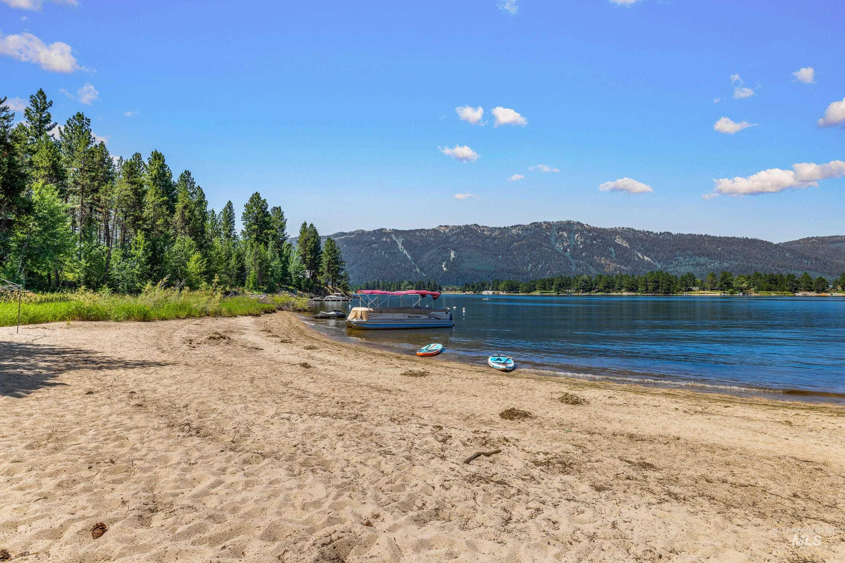 185 DeeDee, Donnelly, Idaho 83615, 2 Bedrooms, 2 Bathrooms, Residential For Sale, Price $399,000,MLS 99001945