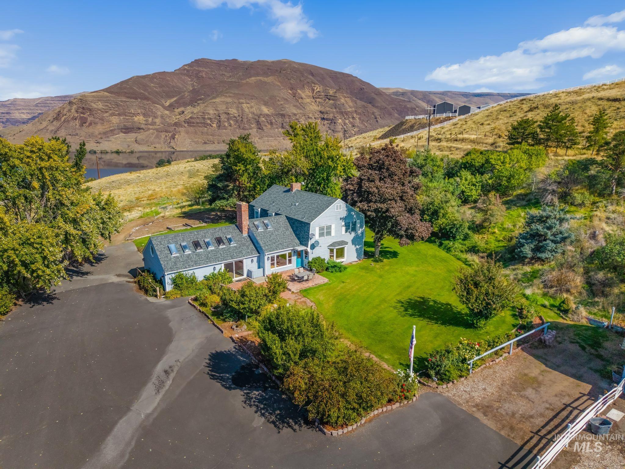 531 Silcott Road, Clarkston, Washington 99403, 3 Bedrooms, 2.5 Bathrooms, Residential For Sale, Price $975,000,MLS 99002004