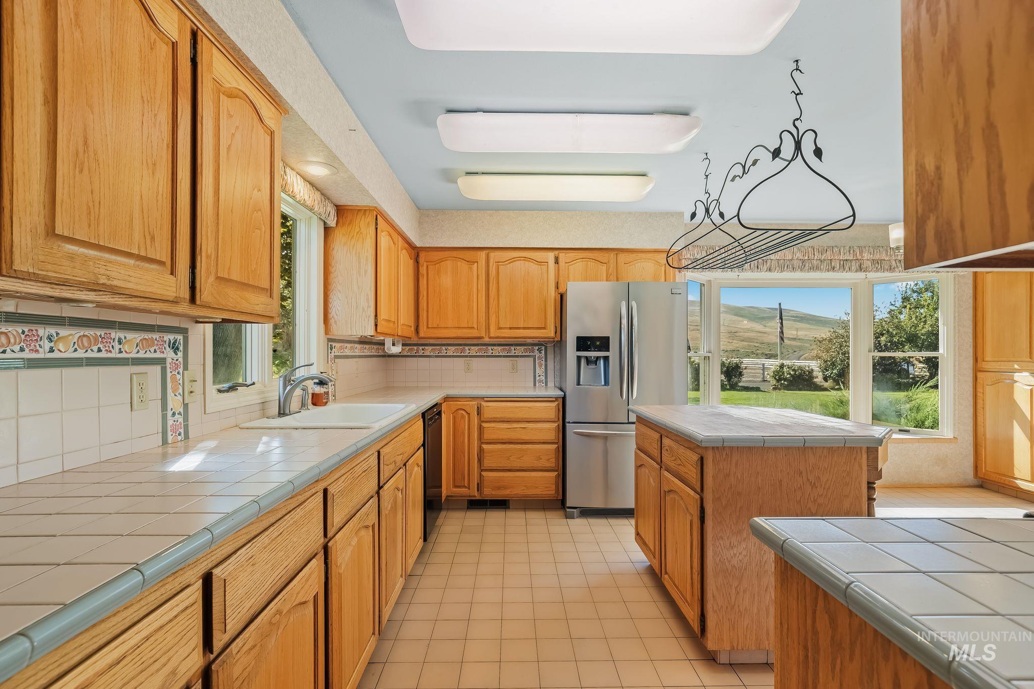 531 Silcott Road, Clarkston, Washington 99403, 3 Bedrooms, 2.5 Bathrooms, Residential For Sale, Price $975,000,MLS 99002004