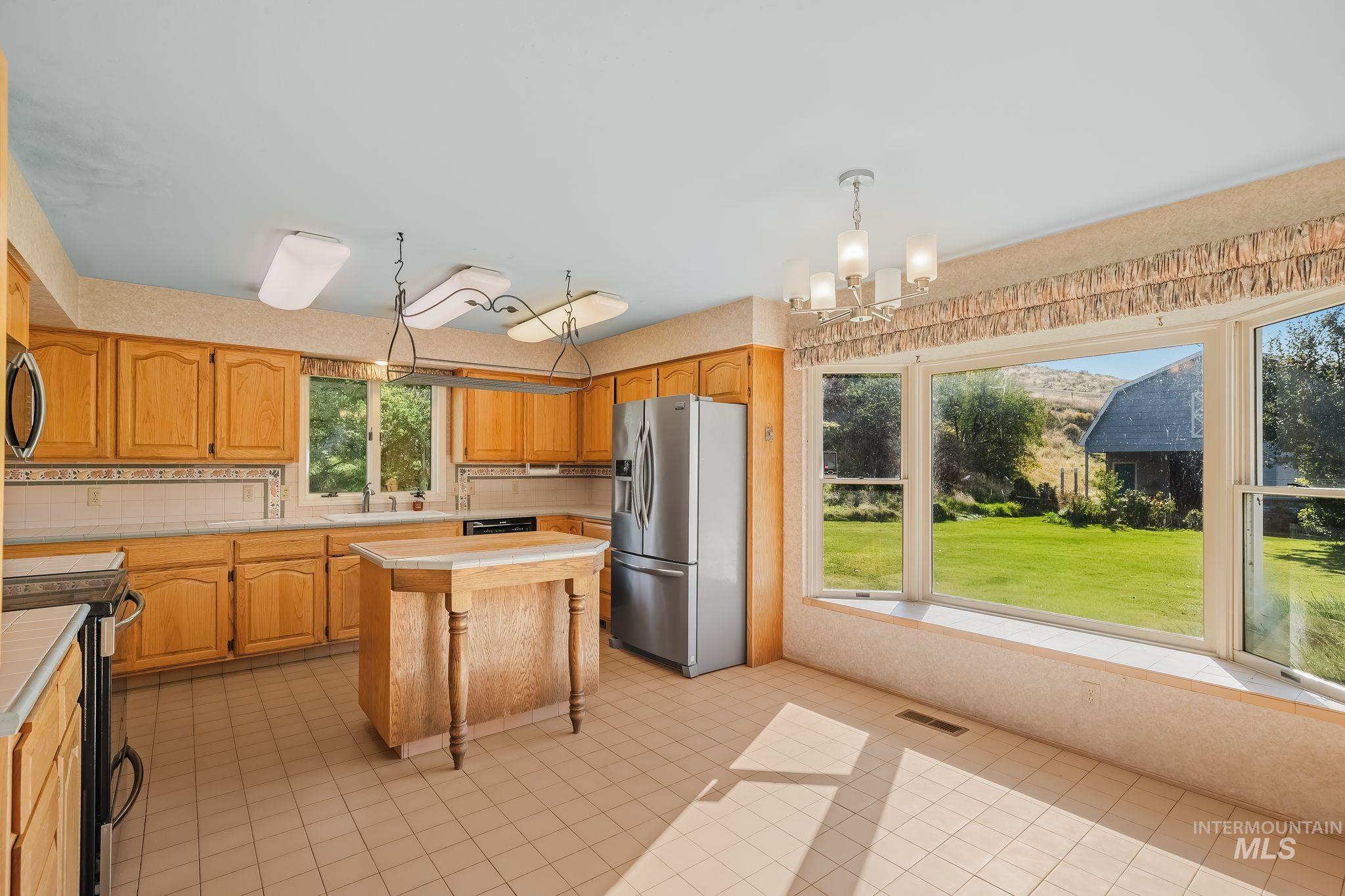 531 Silcott Road, Clarkston, Washington 99403, 3 Bedrooms, 2.5 Bathrooms, Residential For Sale, Price $975,000,MLS 99002004