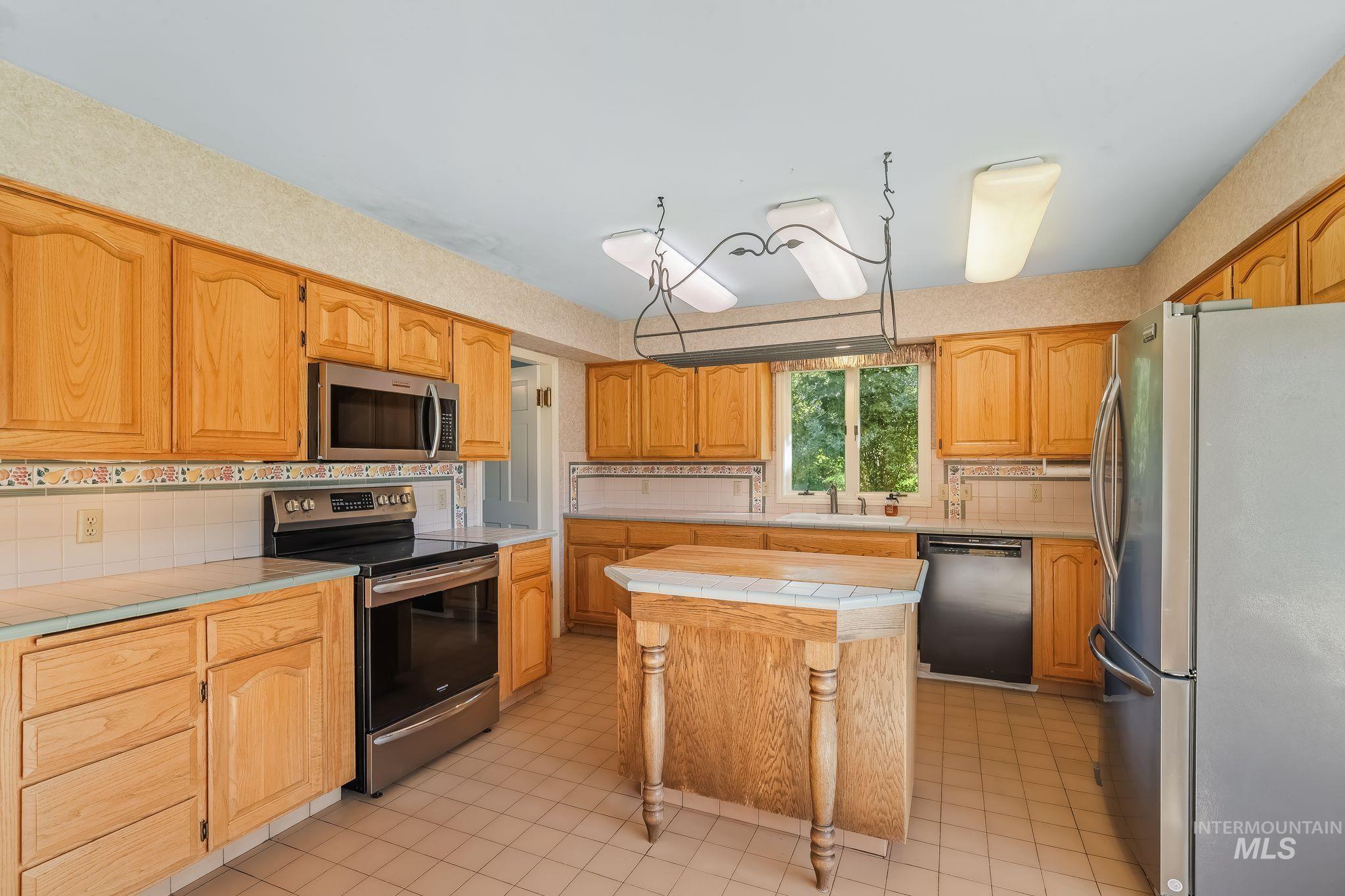 531 Silcott Road, Clarkston, Washington 99403, 3 Bedrooms, 2.5 Bathrooms, Residential For Sale, Price $975,000,MLS 99002004