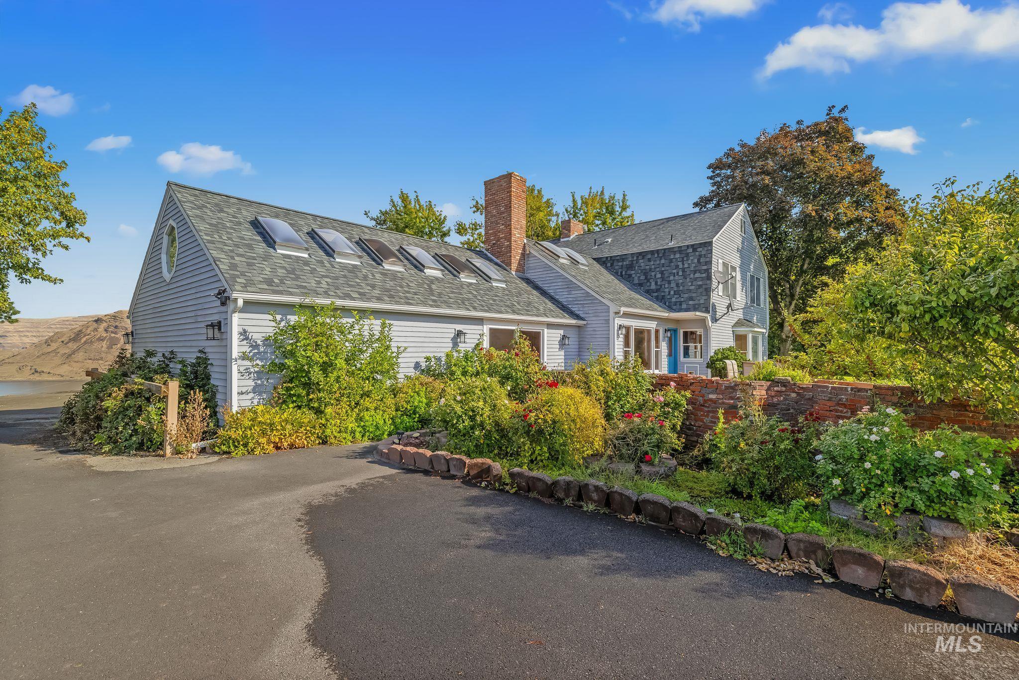 531 Silcott Road, Clarkston, Washington 99403, 3 Bedrooms, 2.5 Bathrooms, Residential For Sale, Price $975,000,MLS 99002004