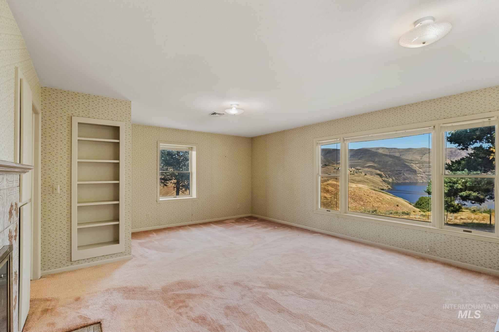 531 Silcott Road, Clarkston, Washington 99403, 3 Bedrooms, 2.5 Bathrooms, Residential For Sale, Price $975,000,MLS 99002004