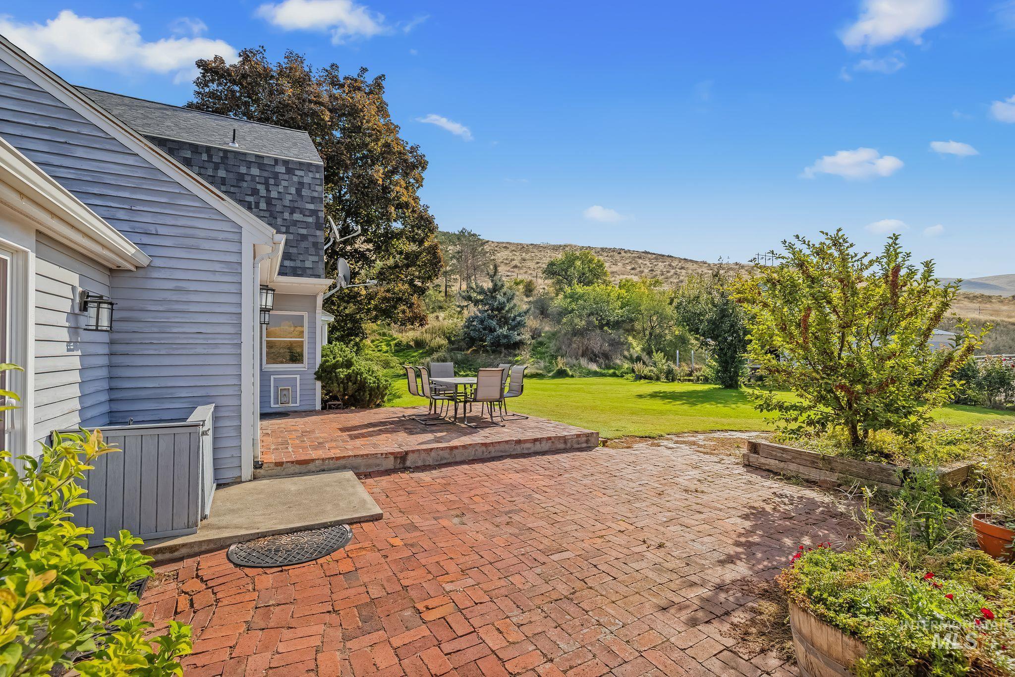 531 Silcott Road, Clarkston, Washington 99403, 3 Bedrooms, 2.5 Bathrooms, Residential For Sale, Price $975,000,MLS 99002004