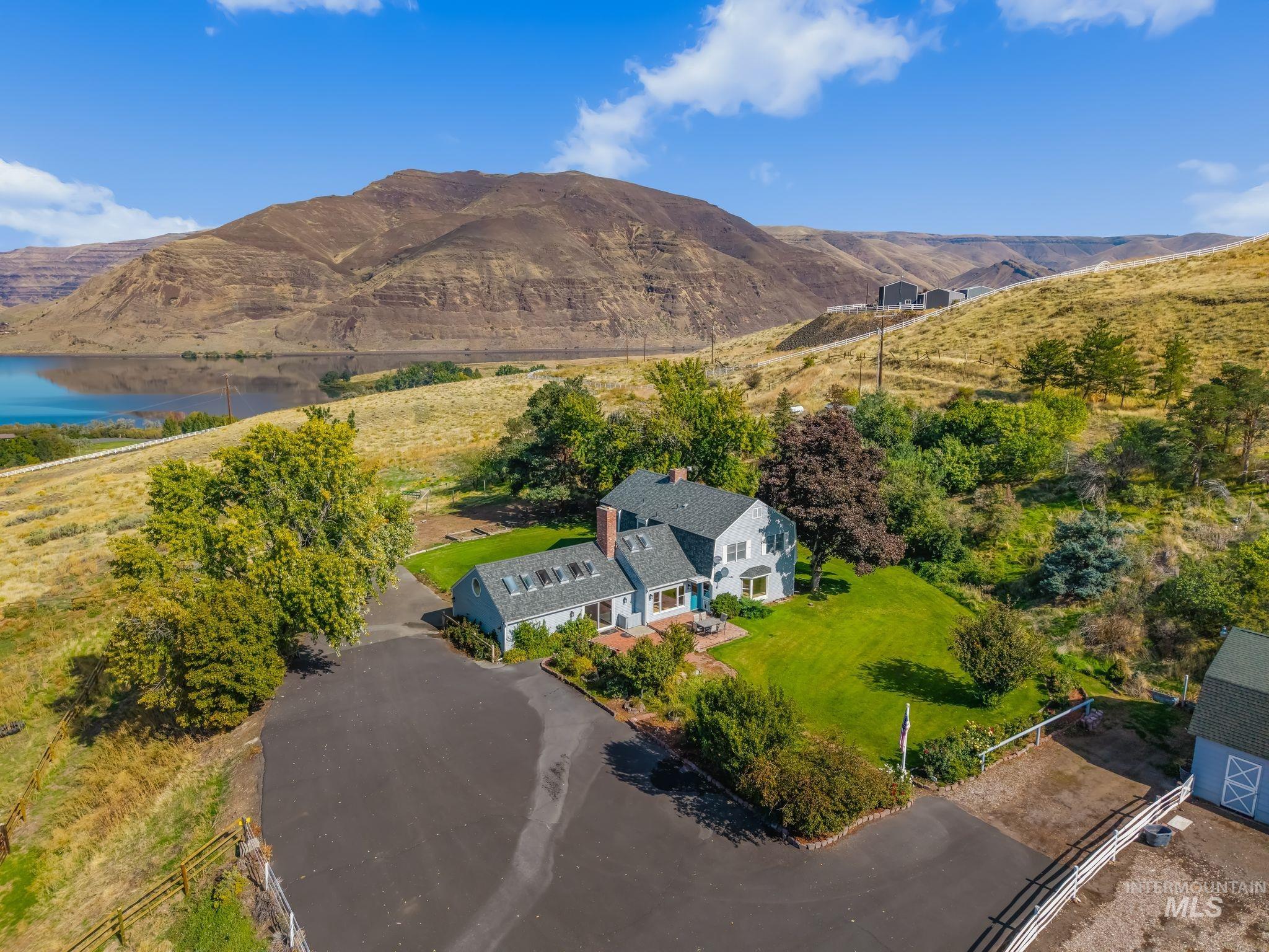 531 Silcott Road, Clarkston, Washington 99403, 3 Bedrooms, 2.5 Bathrooms, Residential For Sale, Price $975,000,MLS 99002004