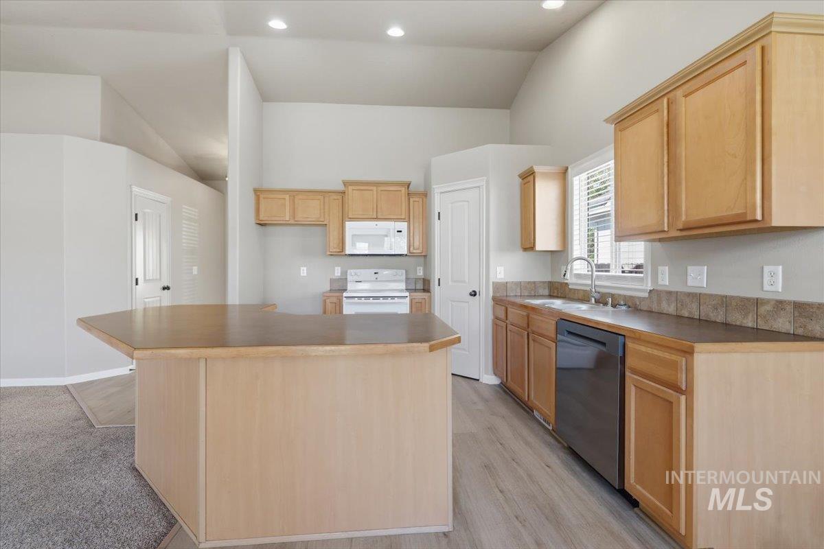 494 E Chateau Drive, Meridian, Idaho 83646, 3 Bedrooms, 2 Bathrooms, Residential For Sale, Price $419,000,MLS 99002072