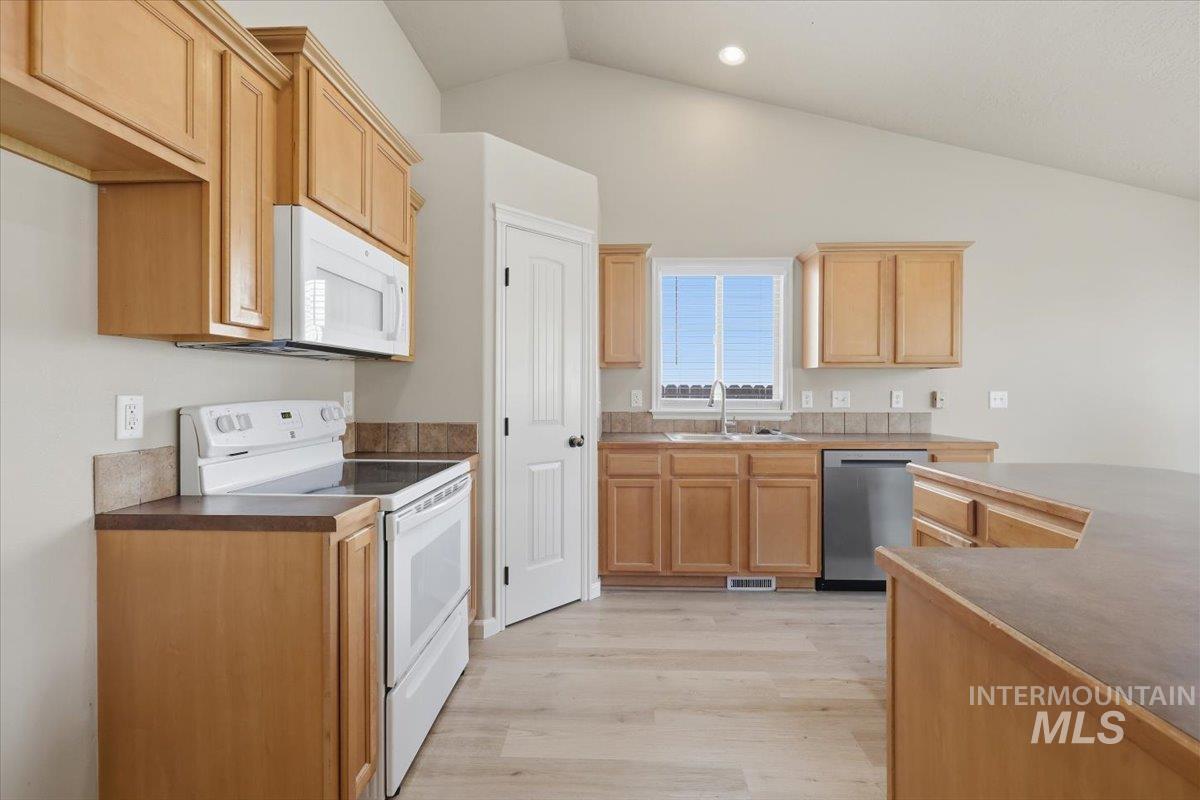 494 E Chateau Drive, Meridian, Idaho 83646, 3 Bedrooms, 2 Bathrooms, Residential For Sale, Price $419,000,MLS 99002072