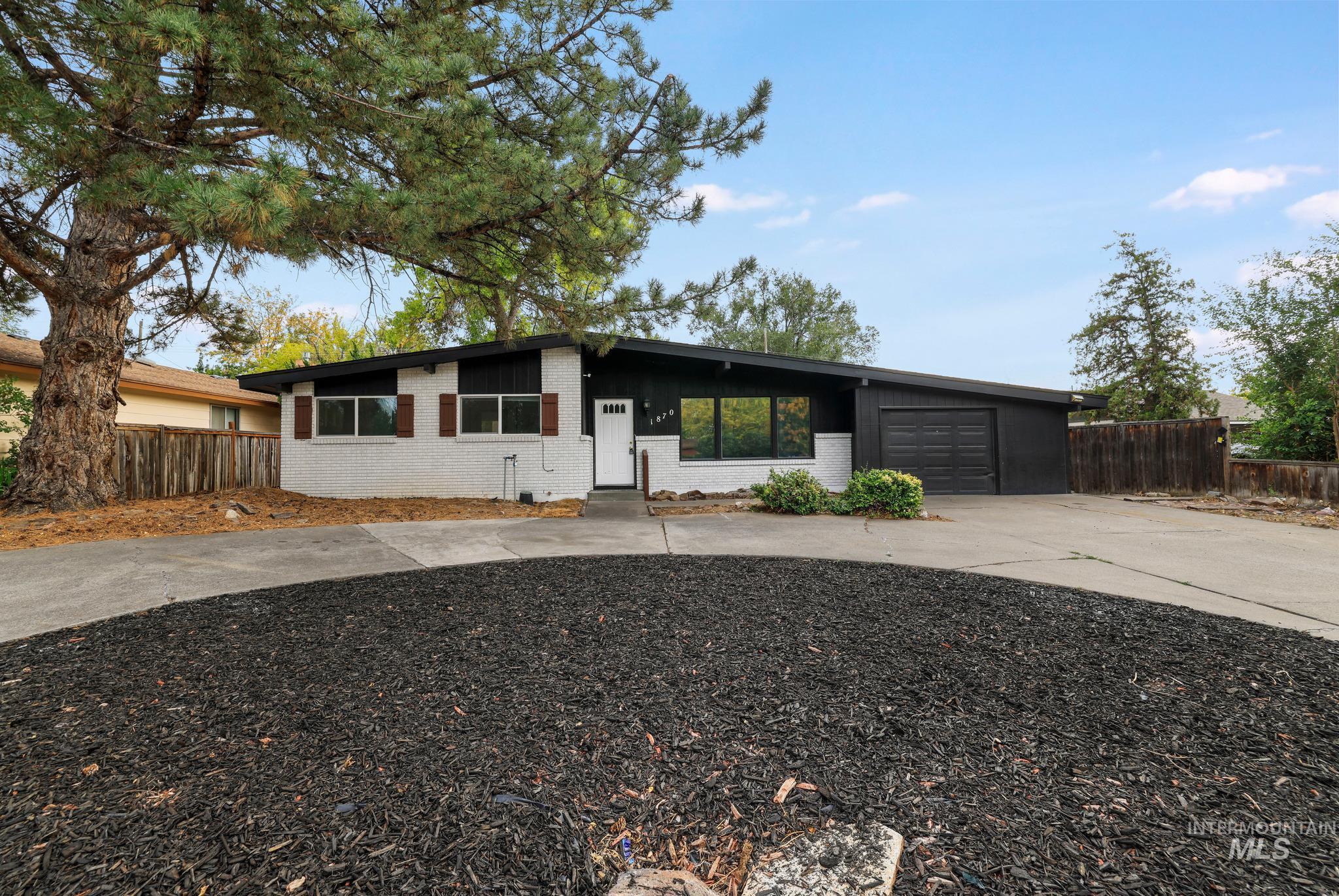 1870 Falls Ave E, Twin Falls, Idaho 83301, 3 Bedrooms, 2 Bathrooms, Residential For Sale, Price $379,000,MLS 99002088