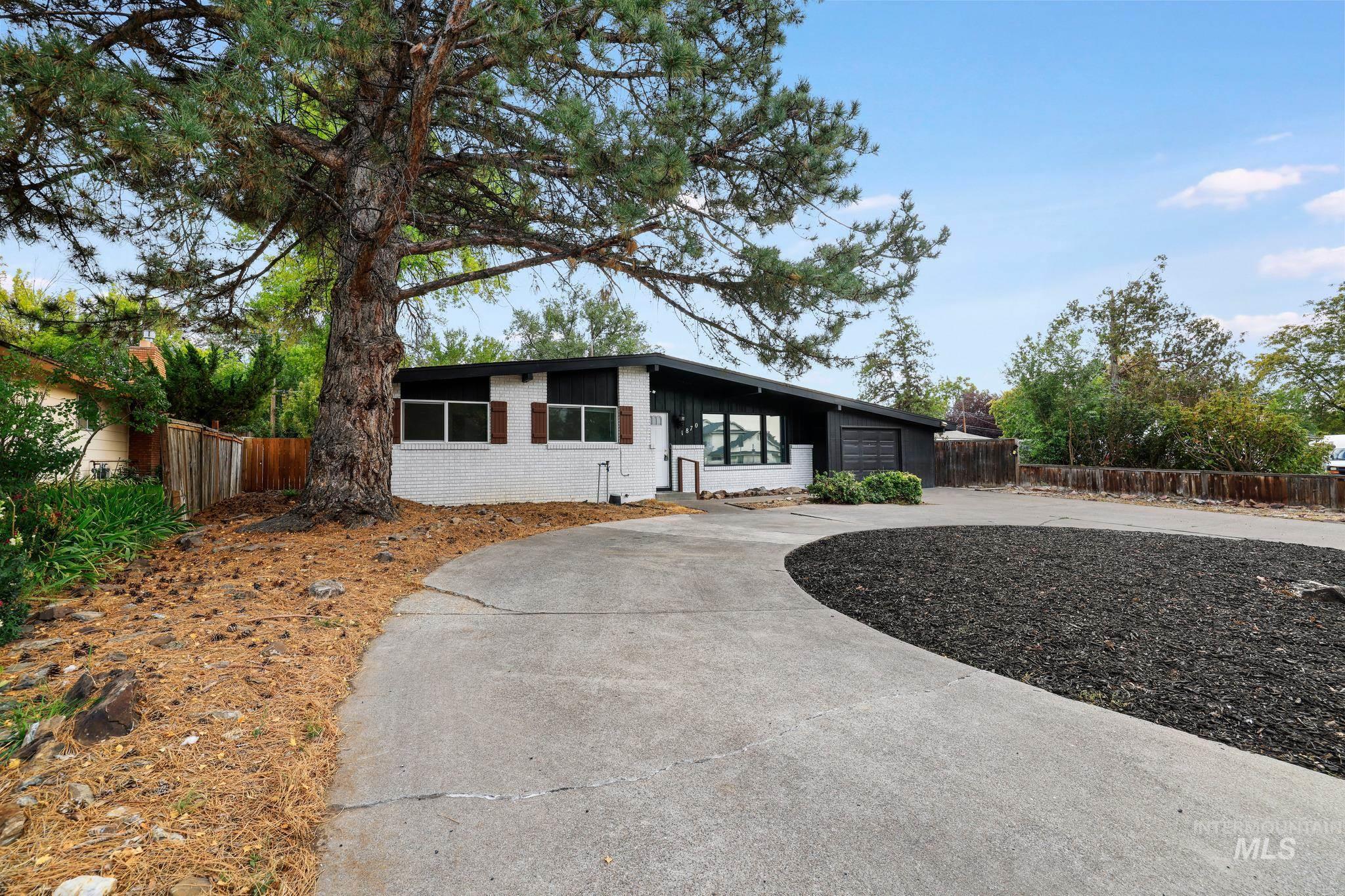 1870 Falls Ave E, Twin Falls, Idaho 83301, 3 Bedrooms, 2 Bathrooms, Residential For Sale, Price $379,000,MLS 99002088