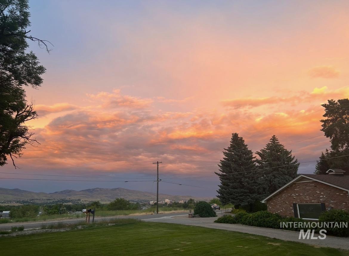 2621 N Mountain View Dr, Boise, Idaho 83704, 4 Bedrooms, 3 Bathrooms, Residential For Sale, Price $850,000,MLS 99002160