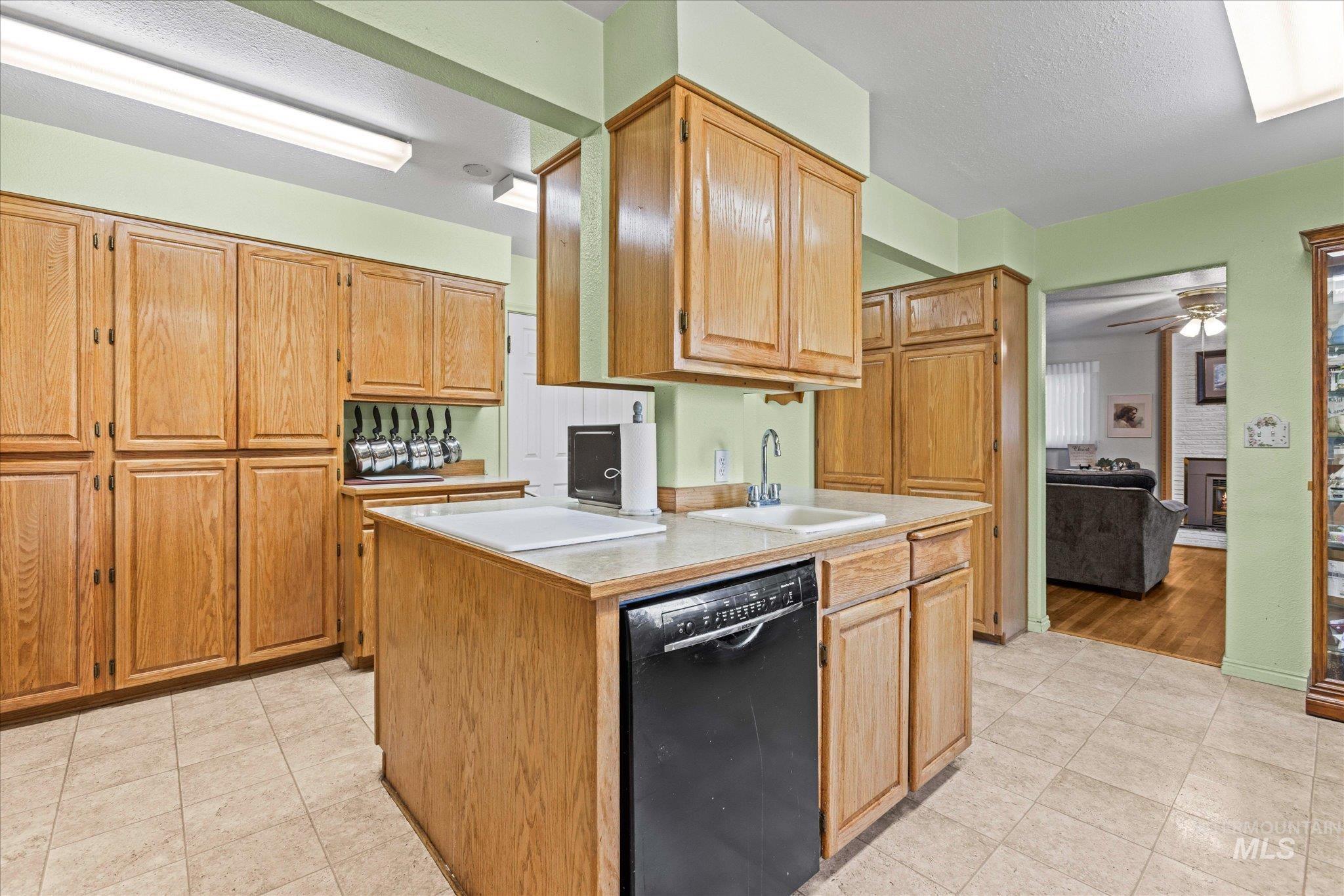 319 Davis Ave, Nampa, Idaho 83651, 4 Bedrooms, 4 Bathrooms, Residential For Sale, Price $575,000,MLS 99002270