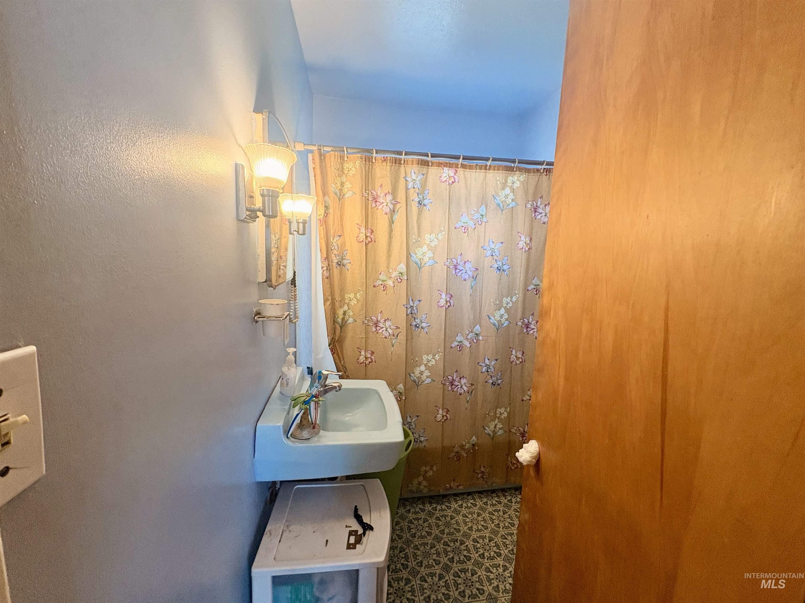 253 Blue Lakes Boulevard, Twin Falls, Idaho 83301, 3 Bedrooms, 1 Bathroom, Residential For Sale, Price $245,000,MLS 99002279