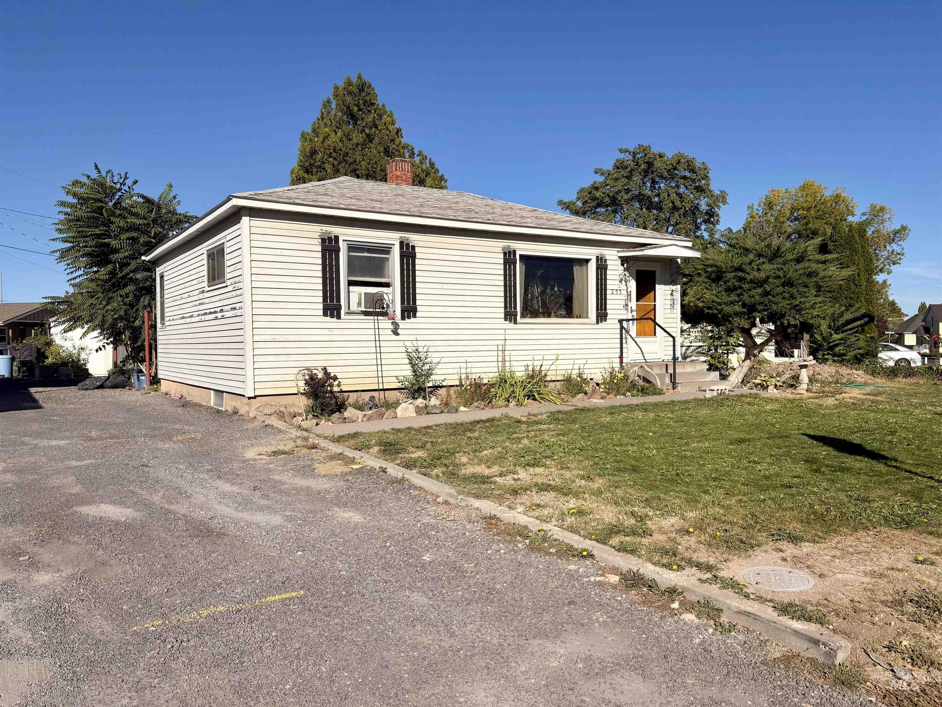 253 Blue Lakes Boulevard, Twin Falls, Idaho 83301, 3 Bedrooms, 1 Bathroom, Residential For Sale, Price $245,000,MLS 99002279