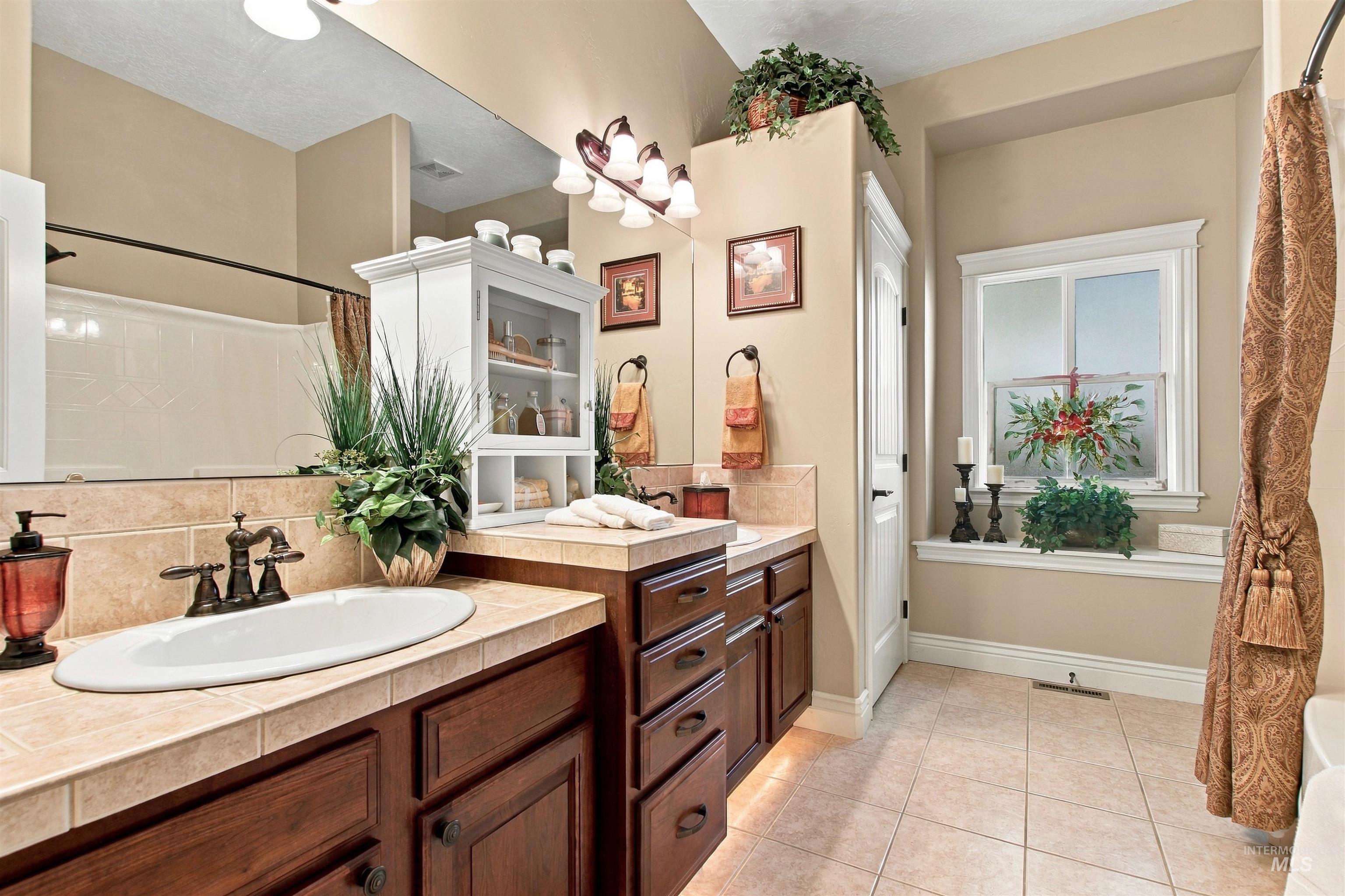 3150 S Glacier Bay Way, Meridian, Idaho 83642, 4 Bedrooms, 3 Bathrooms, Residential For Sale, Price $789,900,MLS 99002306