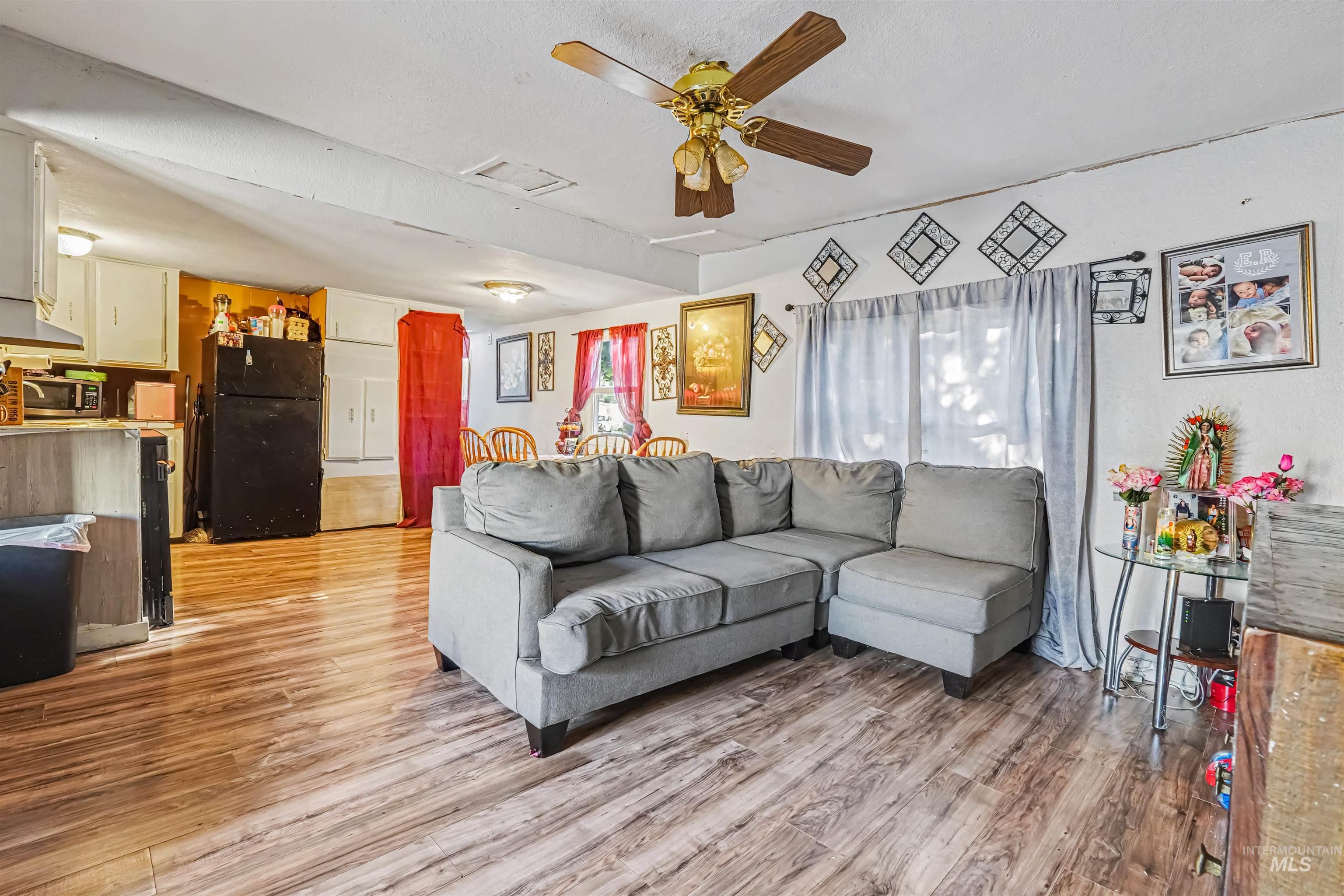 8674 W Irving Ln, Boise, Idaho 83704, 3 Bedrooms, 2 Bathrooms, Residential For Sale, Price $109,990,MLS 99002319