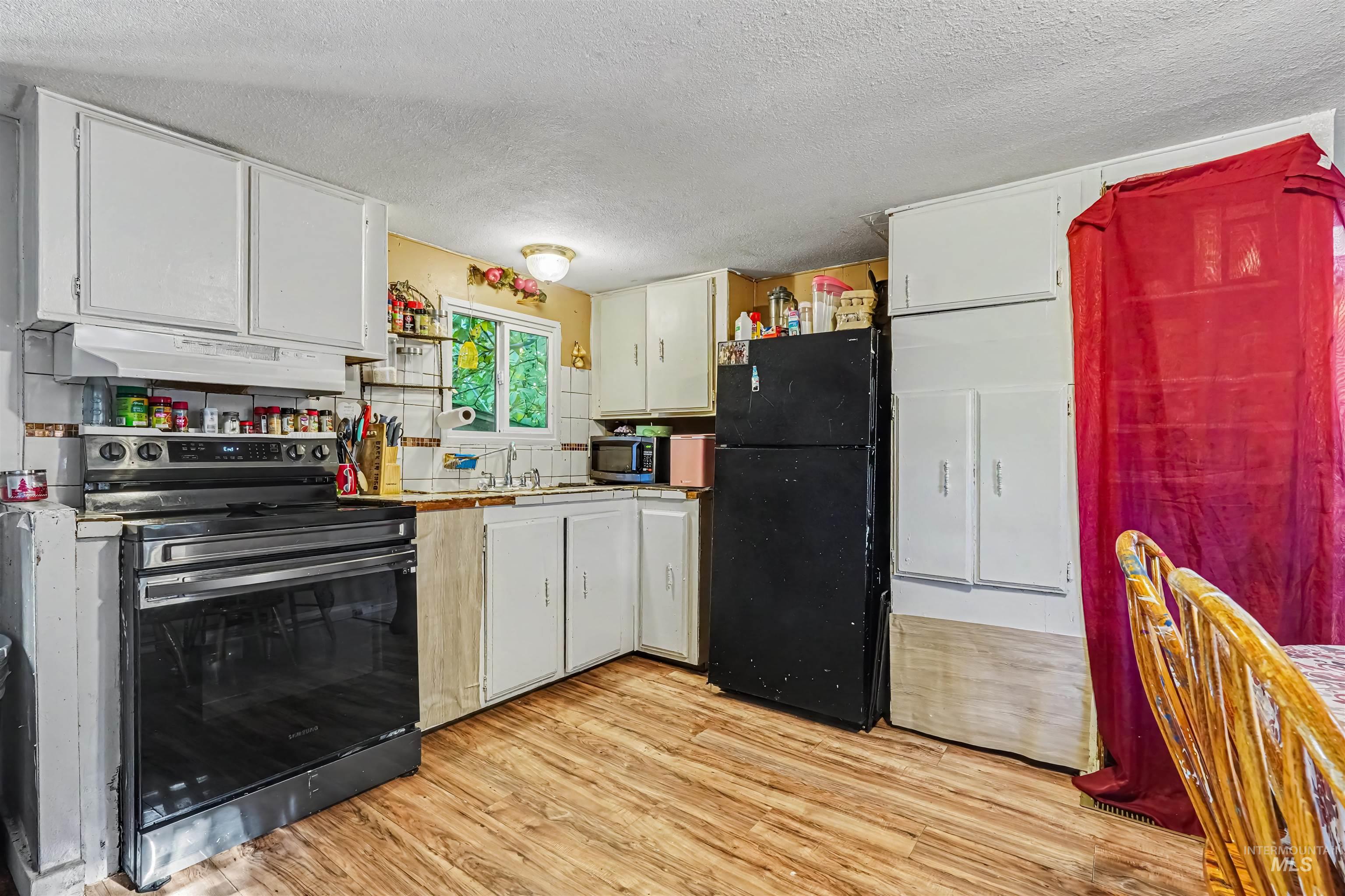 8674 W Irving Ln, Boise, Idaho 83704, 3 Bedrooms, 2 Bathrooms, Residential For Sale, Price $109,990,MLS 99002319