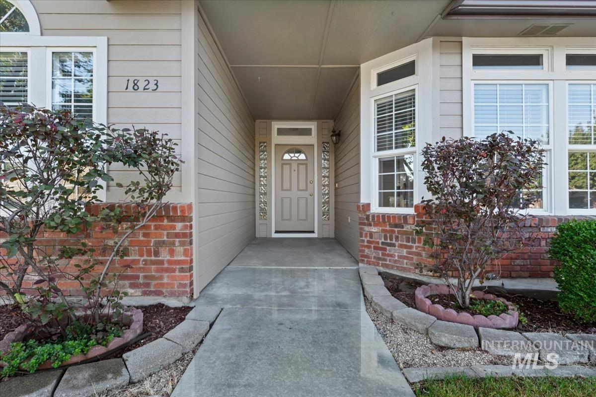 1823 E Summercove Dr, Meridian, Idaho 83646, 3 Bedrooms, 2 Bathrooms, Residential For Sale, Price $569,999,MLS 99002415