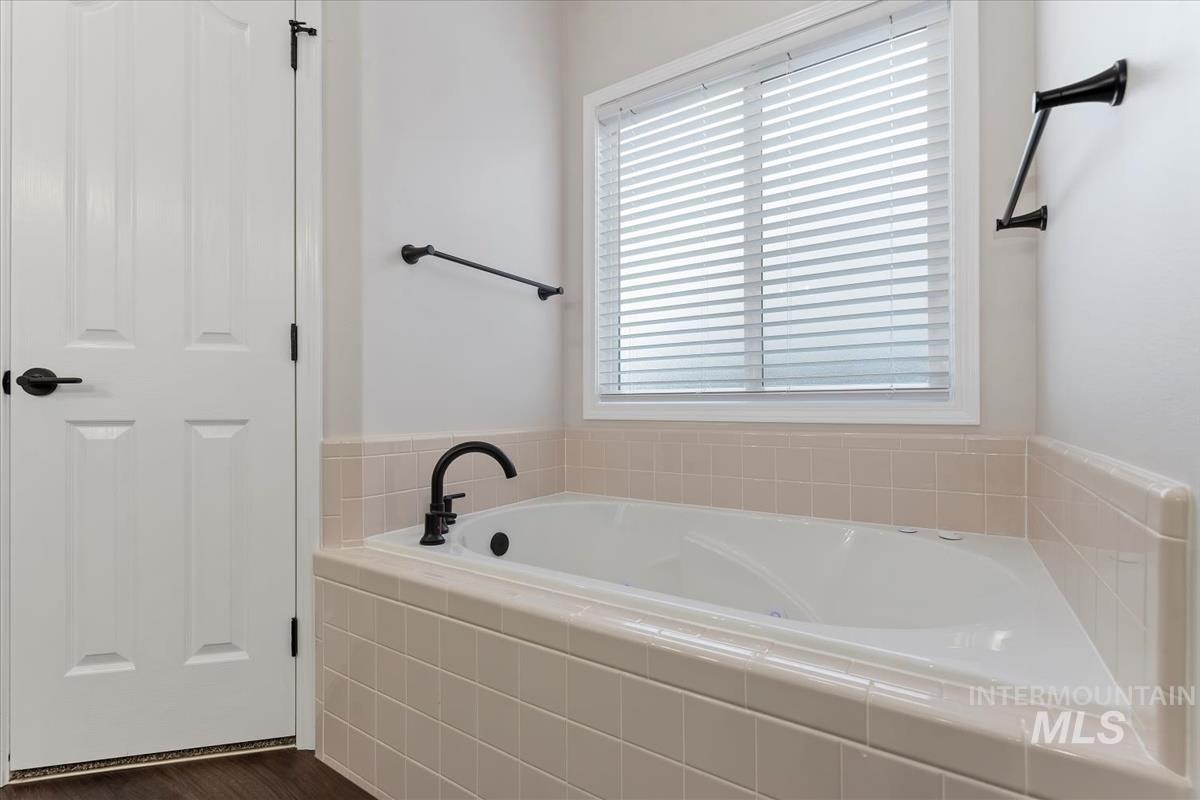 1823 E Summercove Dr, Meridian, Idaho 83646, 3 Bedrooms, 2 Bathrooms, Residential For Sale, Price $569,999,MLS 99002415