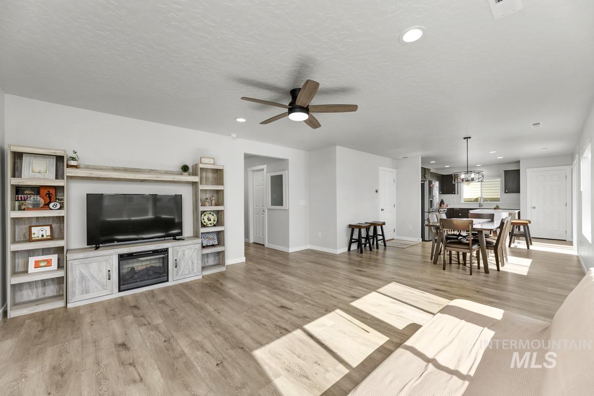 11097 Cart St, Caldwell, Idaho 83605, 4 Bedrooms, 2.5 Bathrooms, Residential For Sale, Price $425,000,MLS 99002432
