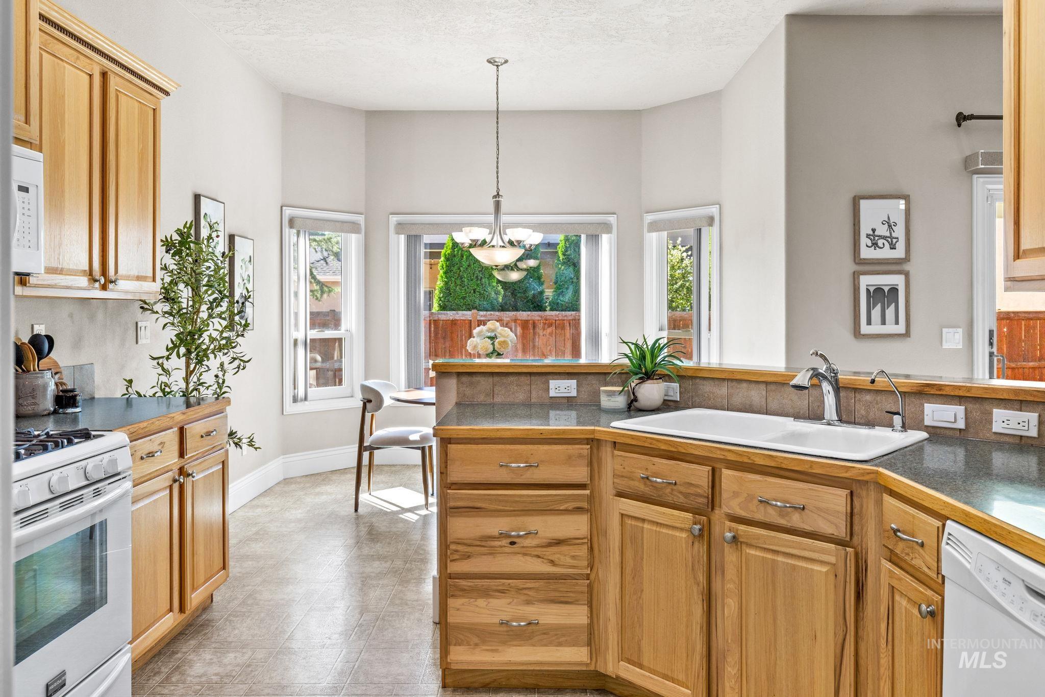 2275 E Chemise Drive, Meridian, Idaho 83646, 3 Bedrooms, 2 Bathrooms, Residential For Sale, Price $574,990,MLS 99002453