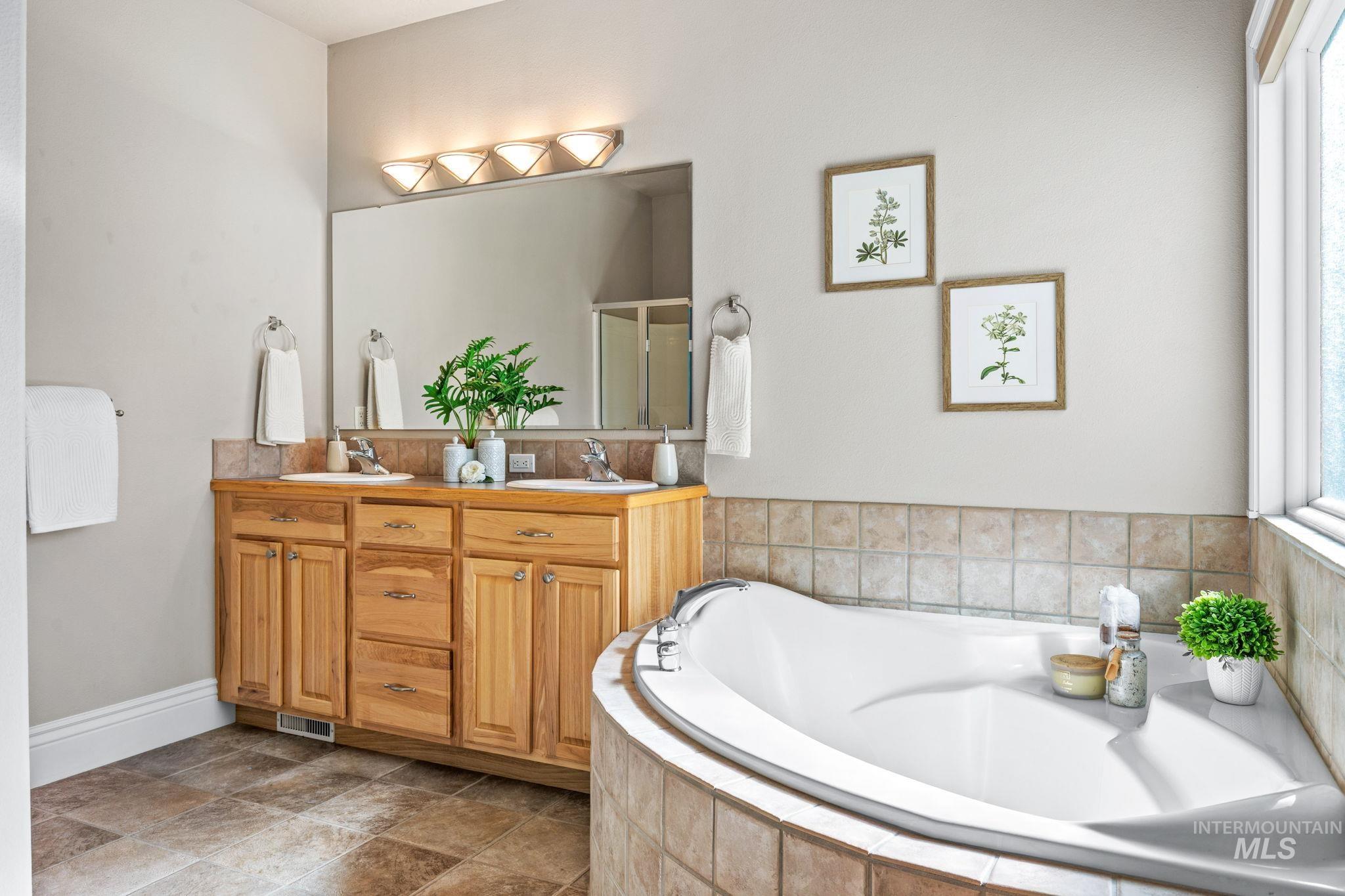 2275 E Chemise Drive, Meridian, Idaho 83646, 3 Bedrooms, 2 Bathrooms, Residential For Sale, Price $574,990,MLS 99002453