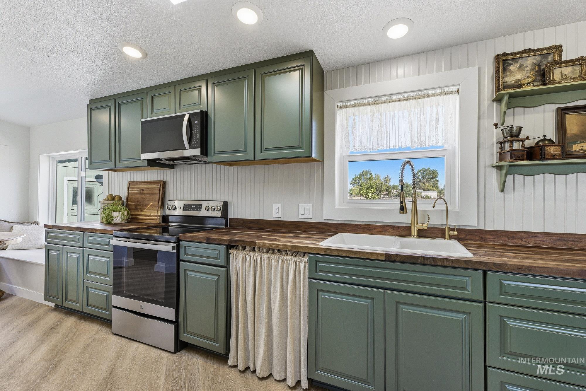32300 Nichol Ln., Parma, Idaho 83660, 3 Bedrooms, 2 Bathrooms, Residential For Sale, Price $569,900, 99002476