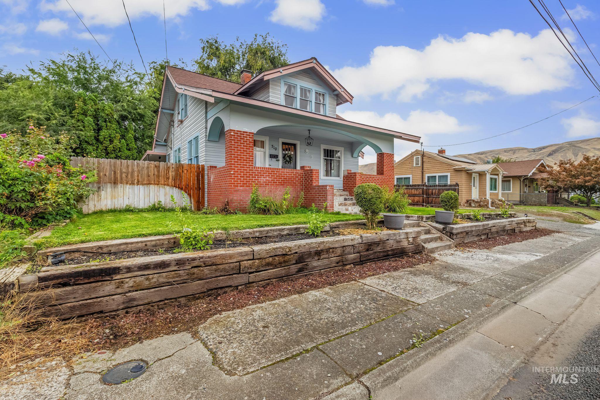 710 12th Street, Clarkston, Washington 99403, 4 Bedrooms, 2 Bathrooms, Residential For Sale, Price $325,000, 99002477