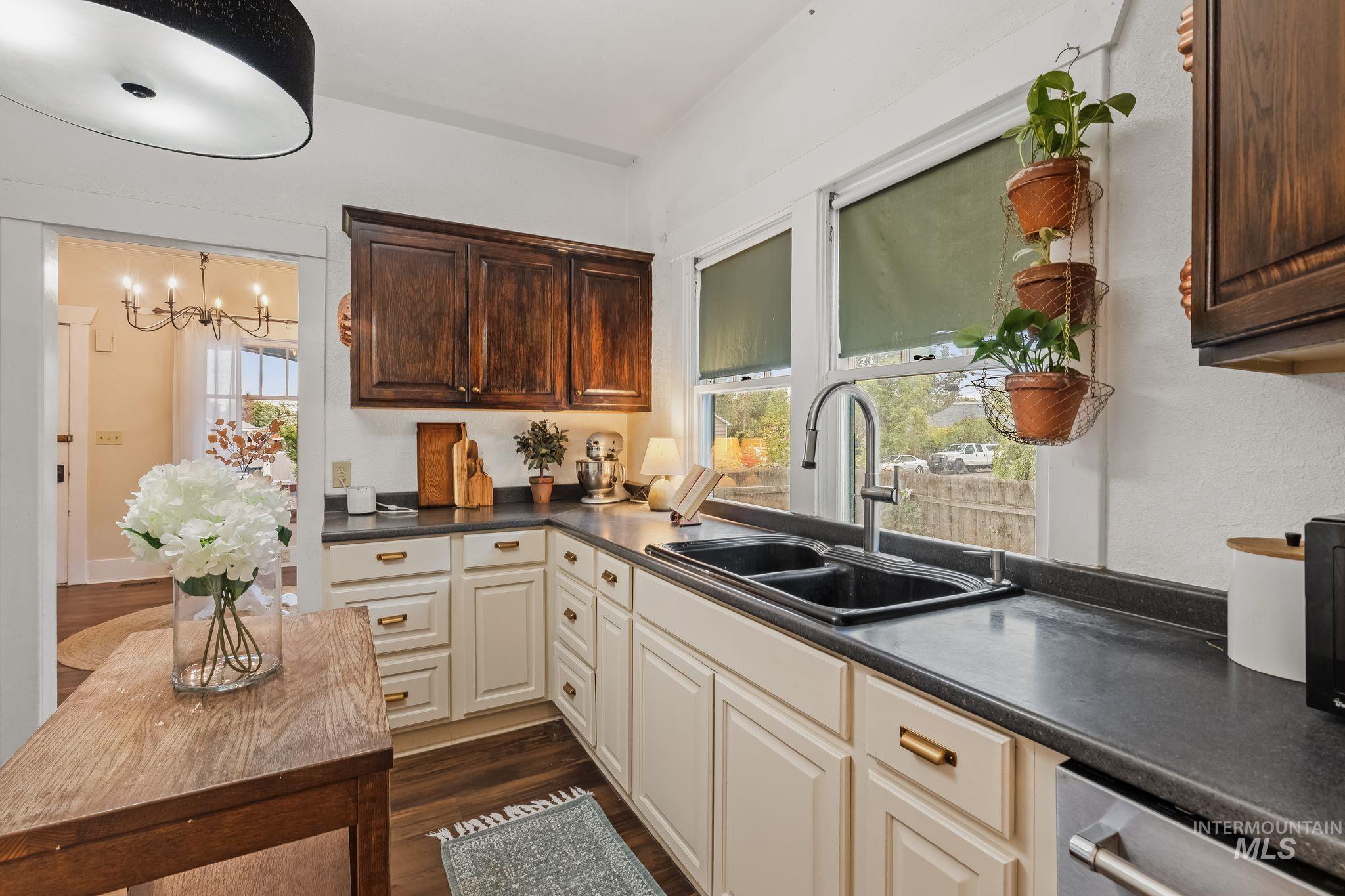 710 12th Street, Clarkston, Washington 99403, 4 Bedrooms, 2 Bathrooms, Residential For Sale, Price $325,000, 99002477