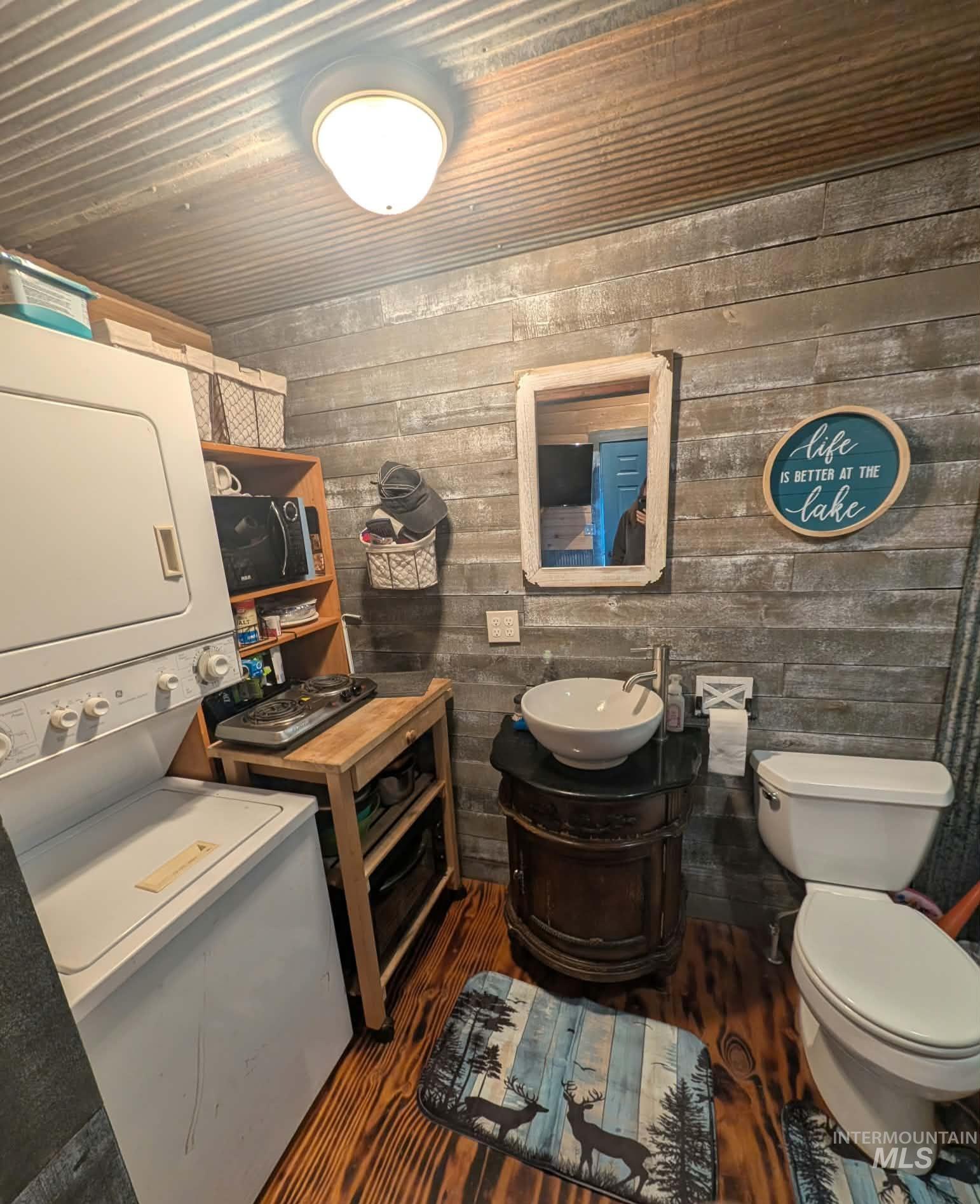 8893 E Waxwing Way, St. Maries, Idaho 83861, 1 Bedroom, 1 Bathroom, Residential For Sale, Price $310,000, 99002488