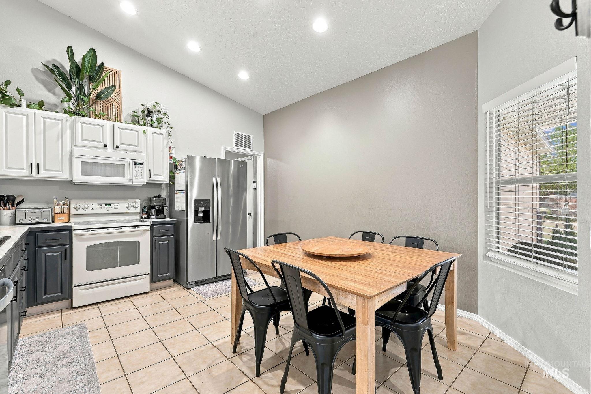 17656 N Parkdale, Nampa, Idaho 83687, 3 Bedrooms, 2 Bathrooms, Residential For Sale, Price $370,000,MLS 99002513