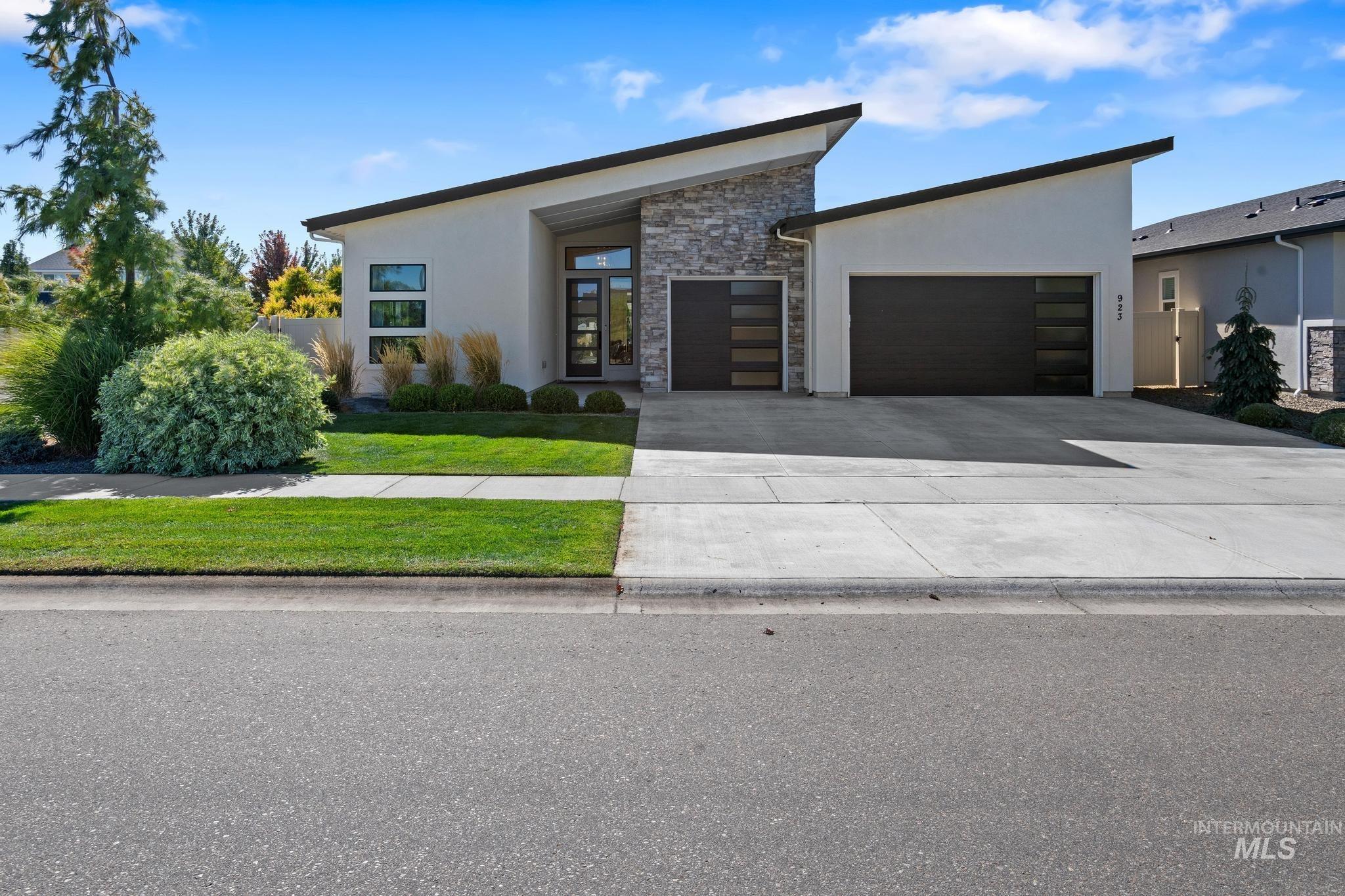 923 E Rio Chico Dr, Kuna, Idaho 83634, 3 Bedrooms, 2.5 Bathrooms, Residential For Sale, Price $687,000, 99002514