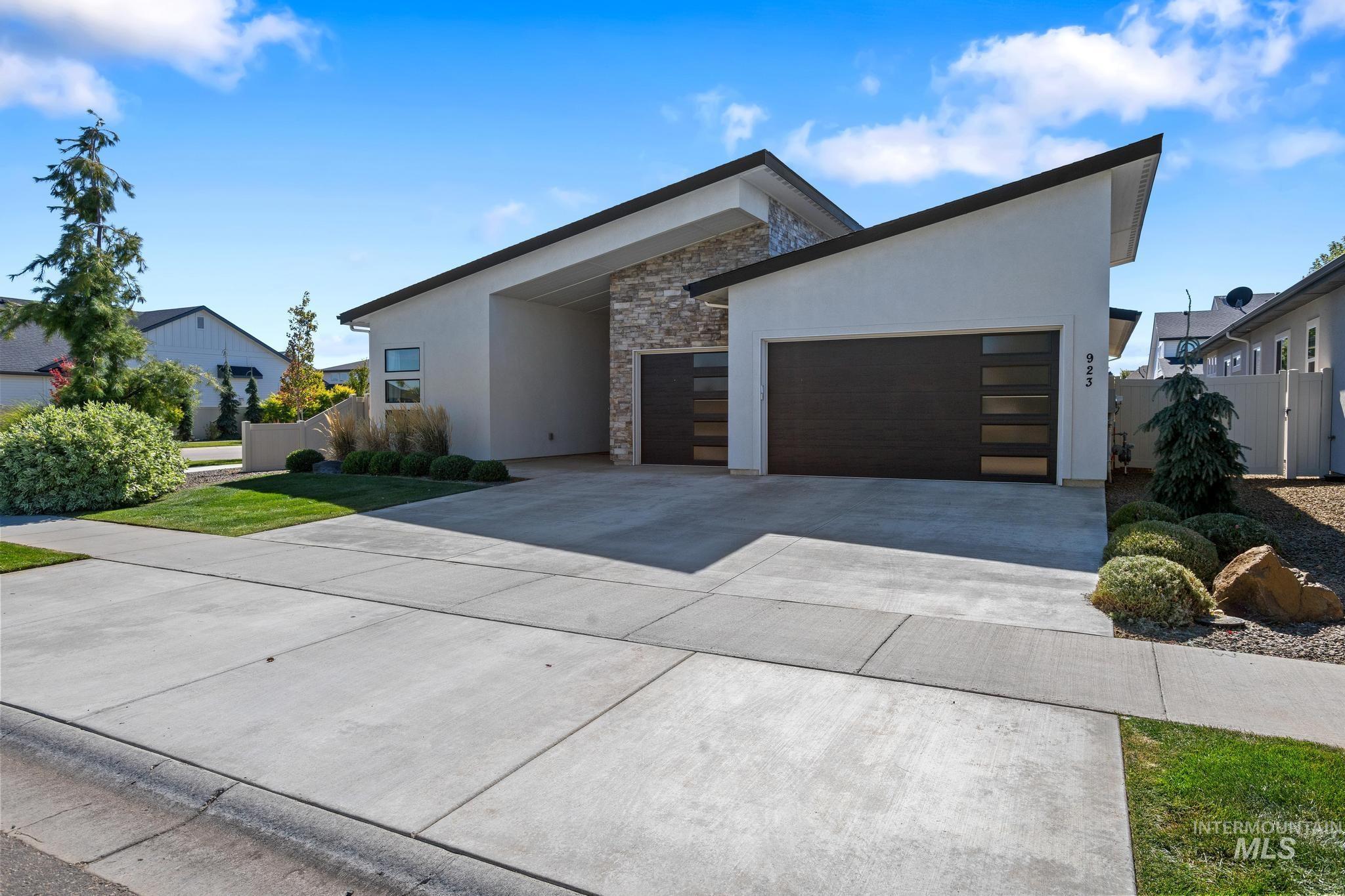 923 E Rio Chico Dr, Kuna, Idaho 83634, 3 Bedrooms, 2.5 Bathrooms, Residential For Sale, Price $687,000, 99002514