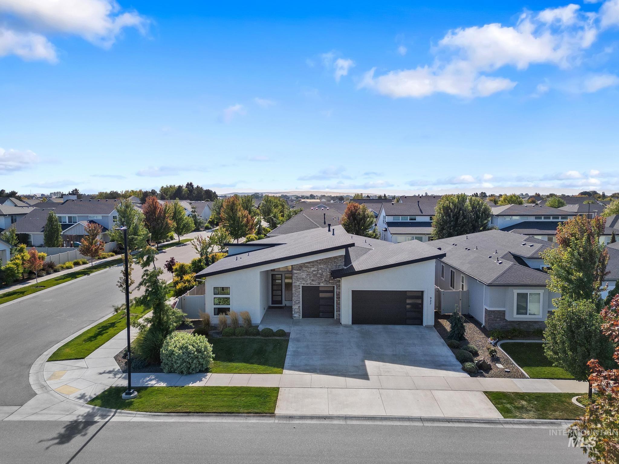 923 E Rio Chico Dr, Kuna, Idaho 83634, 3 Bedrooms, 2.5 Bathrooms, Residential For Sale, Price $687,000, 99002514