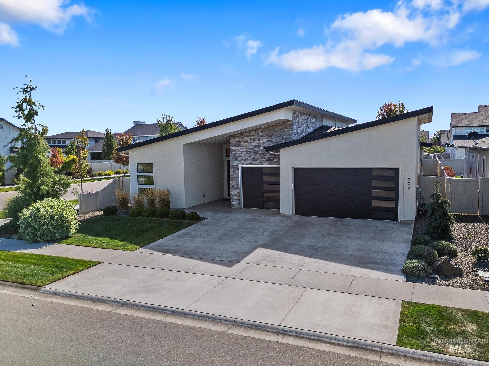 923 E Rio Chico Dr, Kuna, Idaho 83634, 3 Bedrooms, 2.5 Bathrooms, Residential For Sale, Price $687,000, 99002514