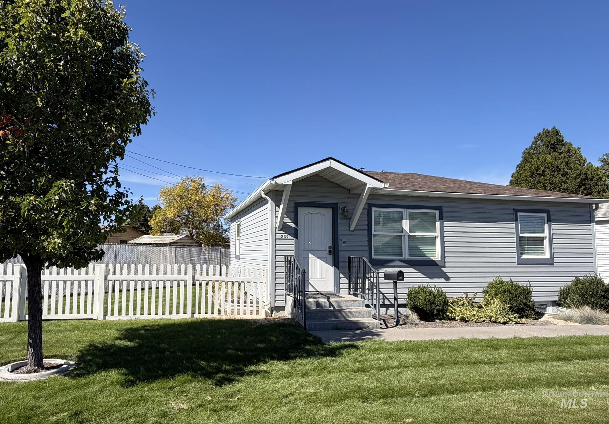 239 Blue Lakes Blvd, Twin Falls, Idaho 83301, 3 Bedrooms, 2 Bathrooms, Residential For Sale, Price $339,000,MLS 99002517