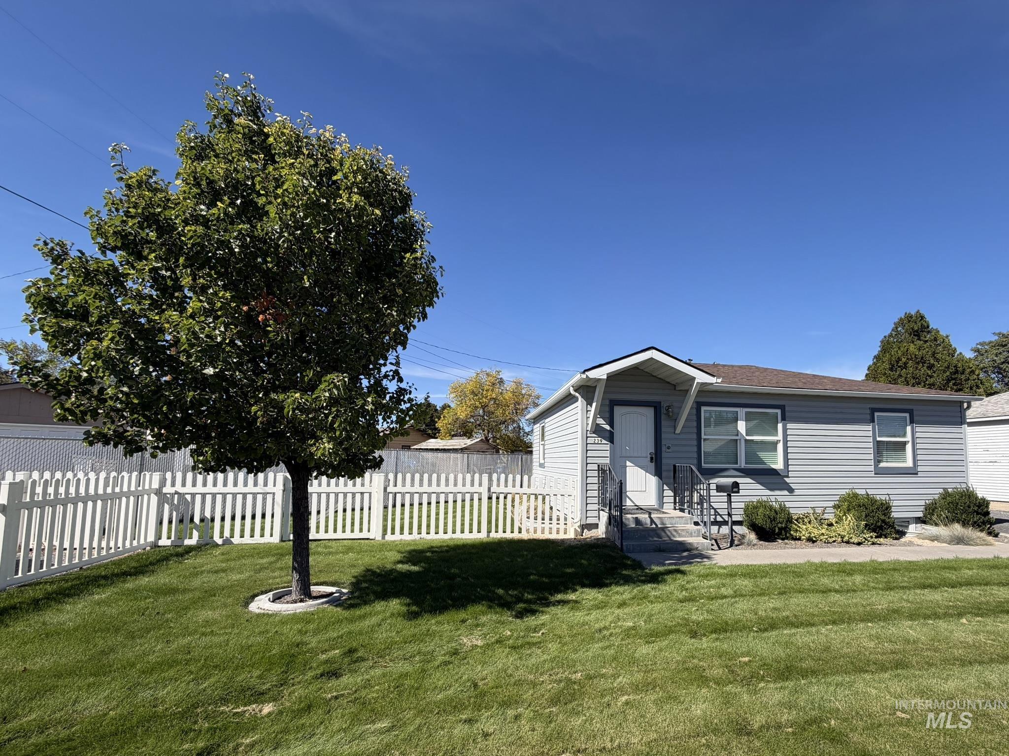 239 Blue Lakes Blvd, Twin Falls, Idaho 83301, 3 Bedrooms, 2 Bathrooms, Residential For Sale, Price $339,000,MLS 99002517