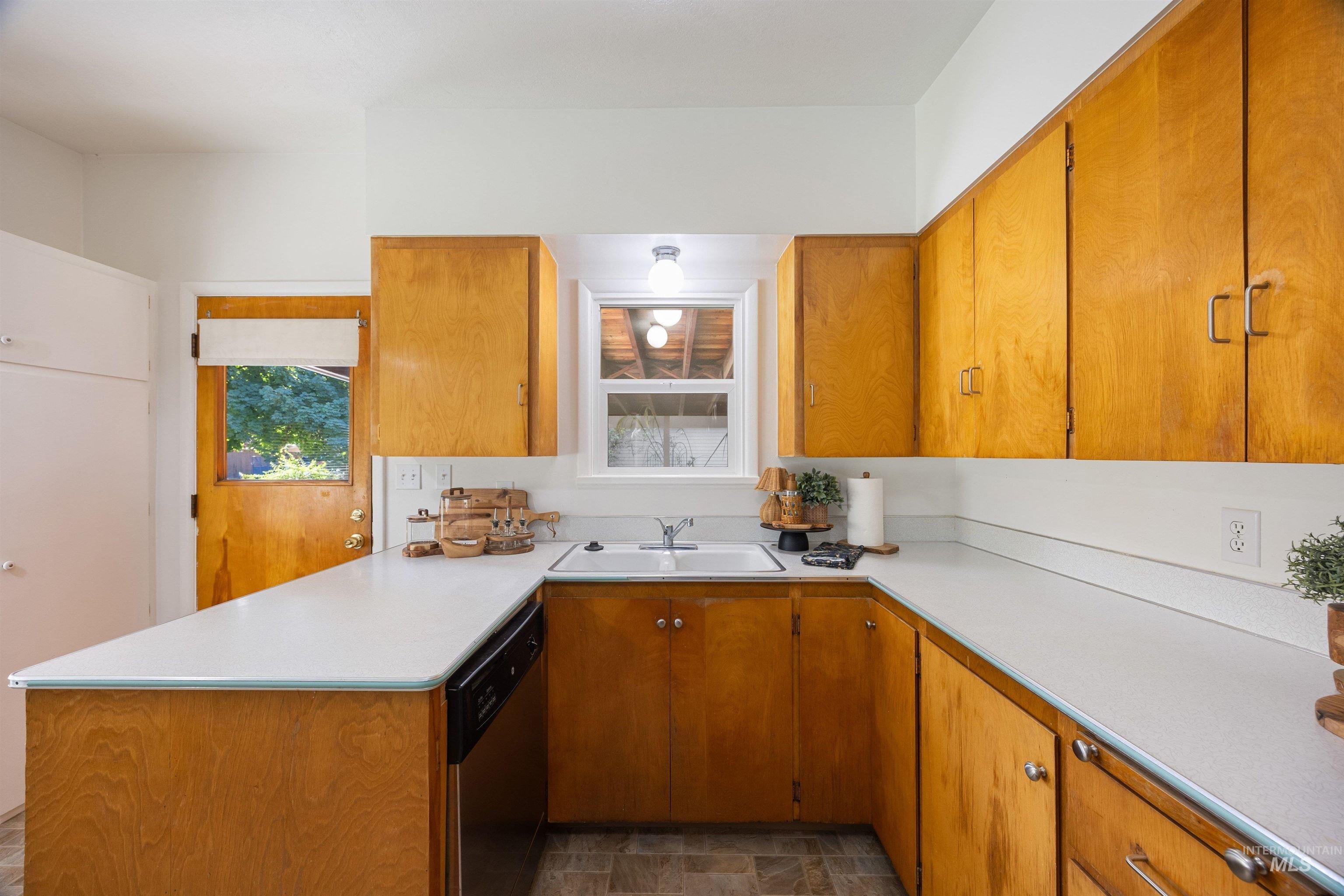 1313 S Pacific Street, Boise, Idaho 83705, 2 Bedrooms, 1 Bathroom, Residential For Sale, Price $370,000,MLS 99002527